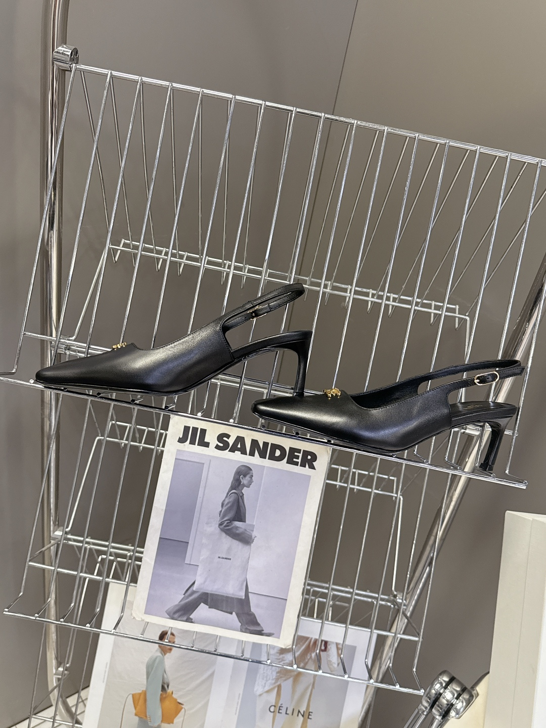 CELINE思琳2026春夏最新凯旋门走秀款 时装鞋 超多网红时尚博主种草 高级感舒适，配女神们的半身裙