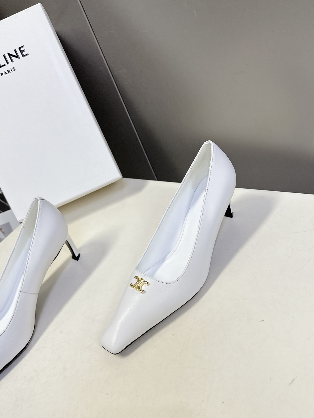 CELINE思琳2026春夏最新凯旋门走秀款 时装鞋 超多网红时尚博主种草 高级感舒适，配女神们的半身裙