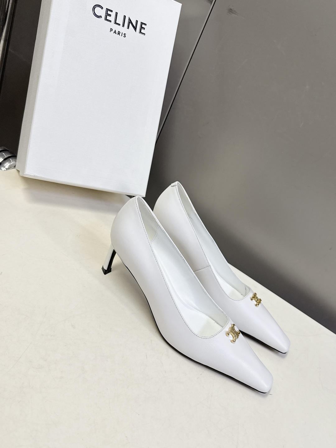 CELINE思琳2026春夏最新凯旋门走秀款 时装鞋 超多网红时尚博主种草 高级感舒适，配女神们的半身裙