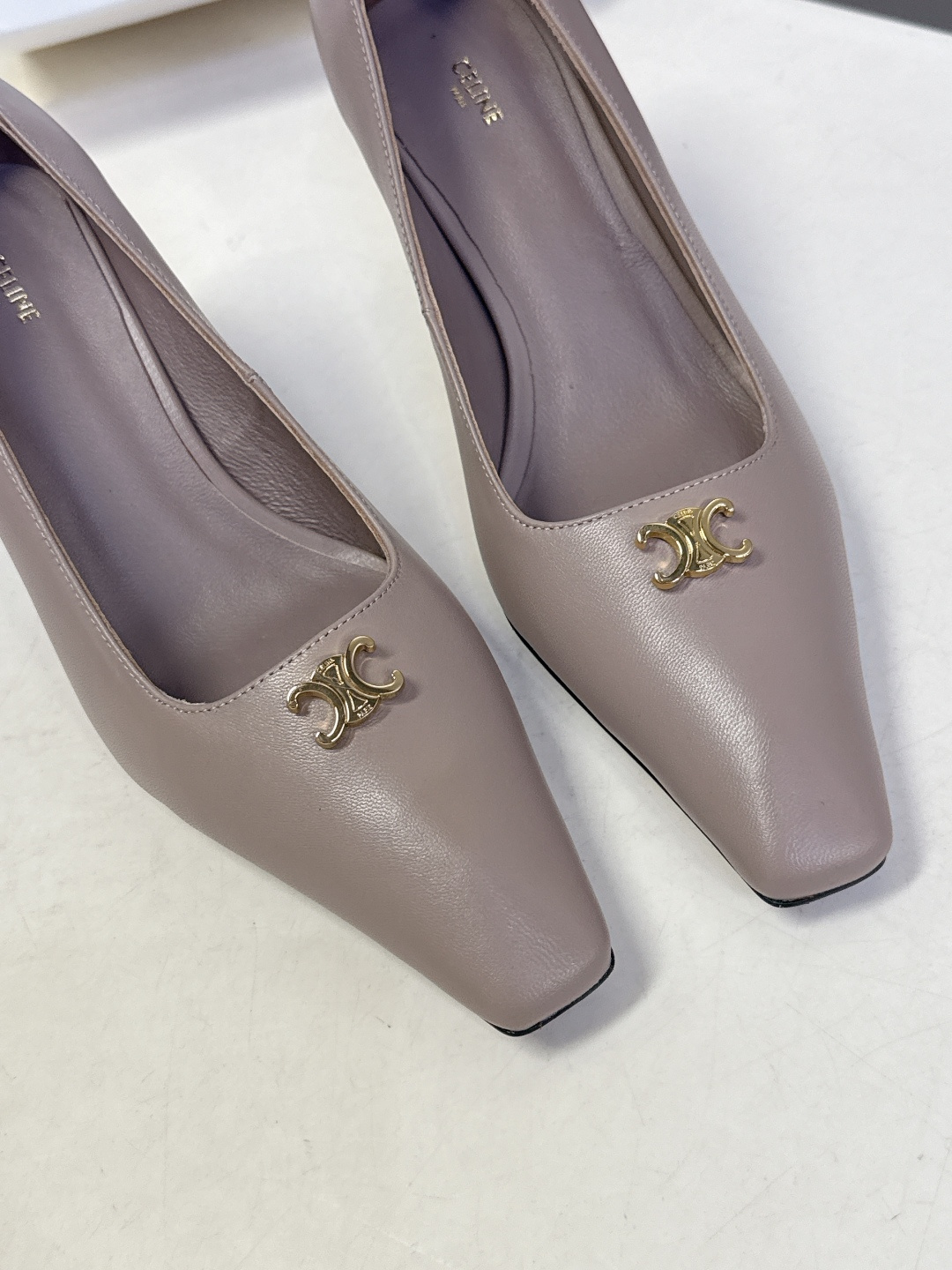 CELINE思琳2026春夏最新凯旋门走秀款 时装鞋 超多网红时尚博主种草 高级感舒适，配女神们的半身裙