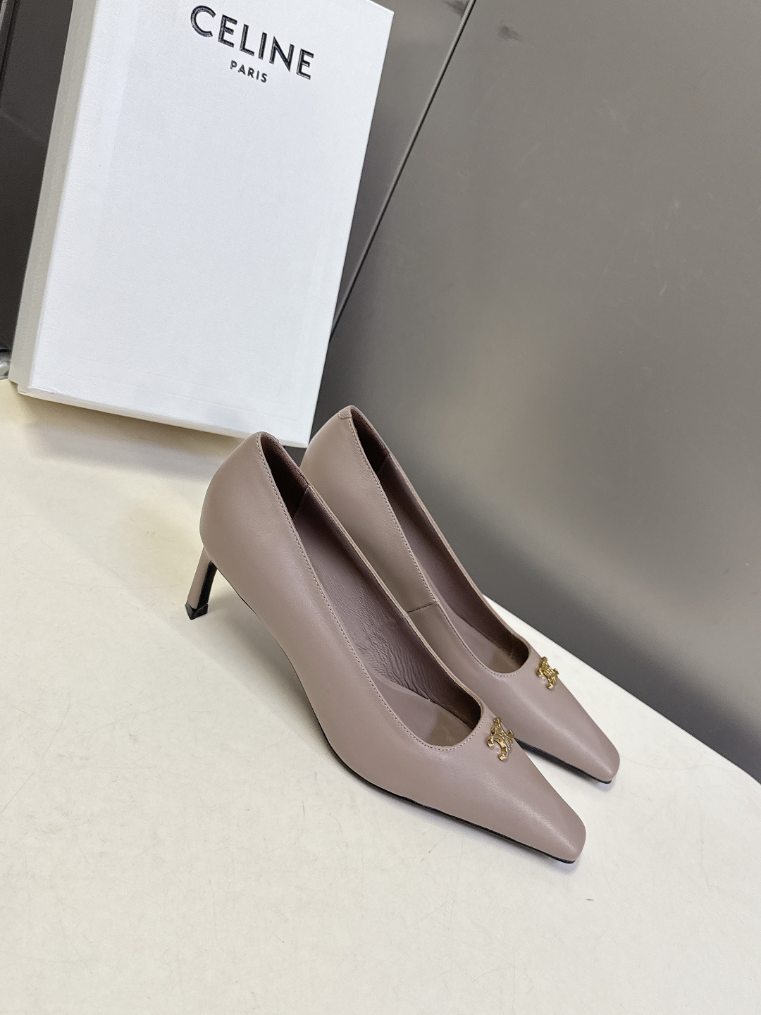 CELINE思琳2026春夏最新凯旋门走秀款 时装鞋 超多网红时尚博主种草 高级感舒适，配女神们的半身裙