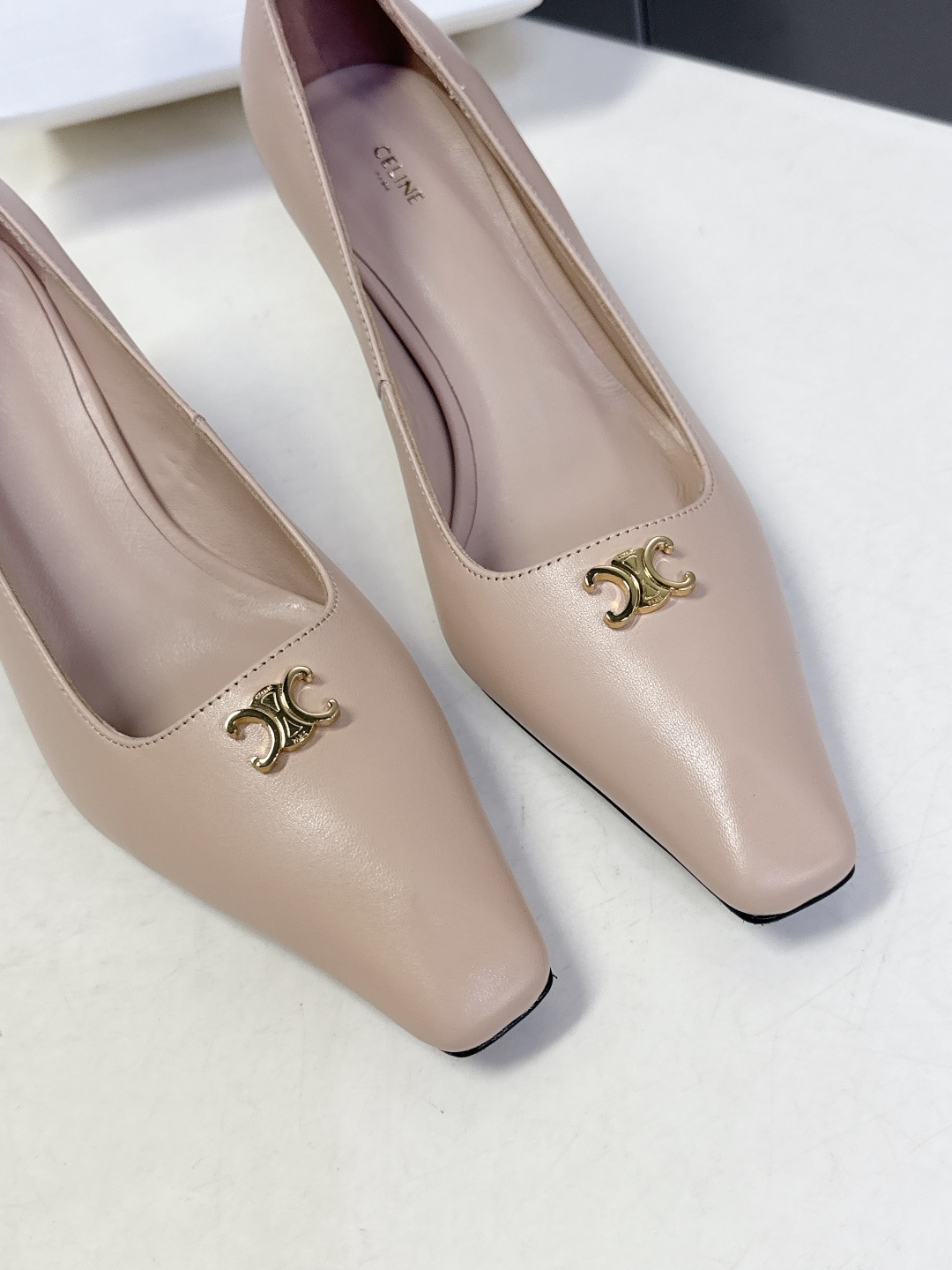 CELINE思琳2026春夏最新凯旋门走秀款 时装鞋 超多网红时尚博主种草 高级感舒适，配女神们的半身裙