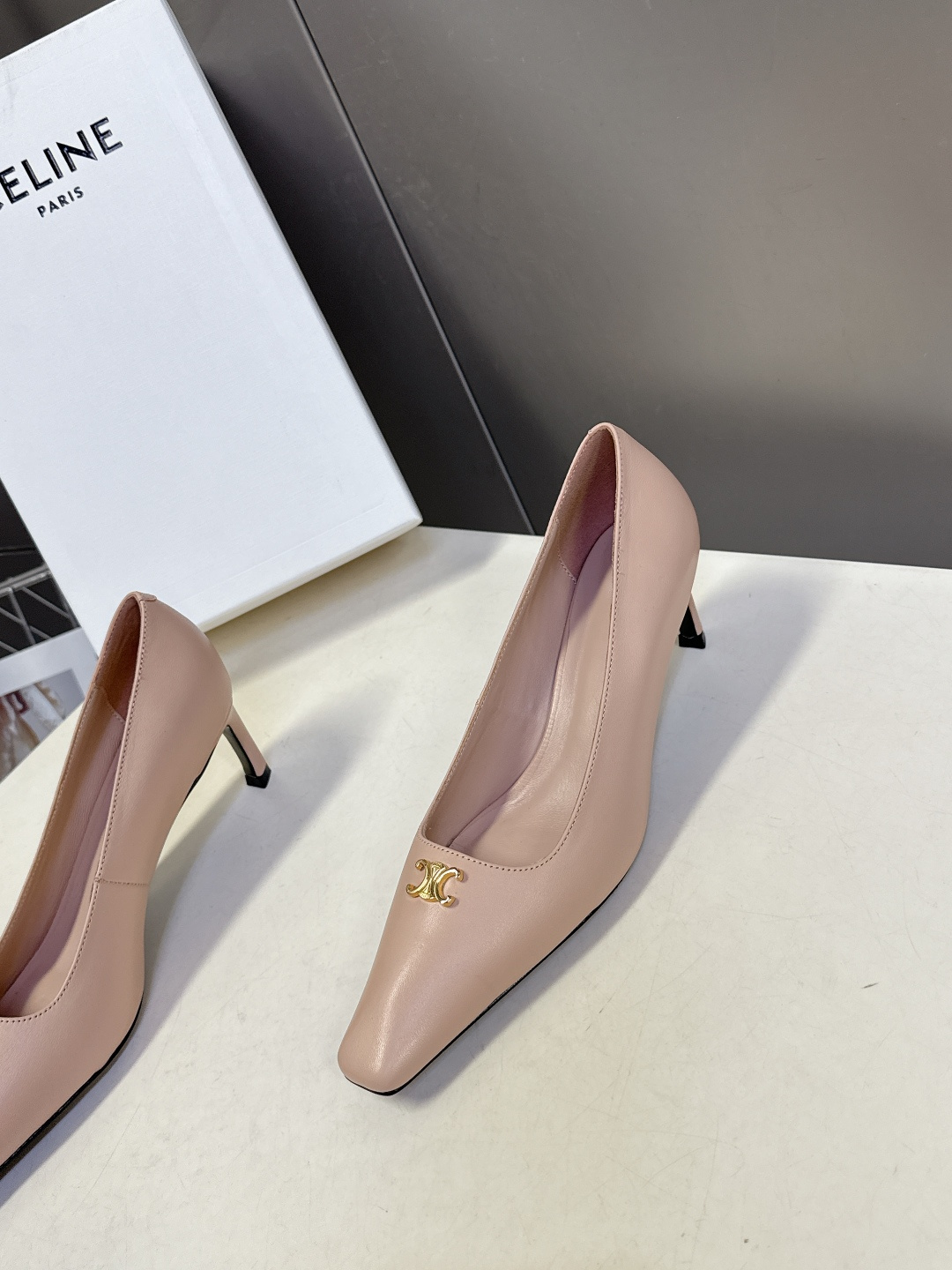 CELINE思琳2026春夏最新凯旋门走秀款 时装鞋 超多网红时尚博主种草 高级感舒适，配女神们的半身裙