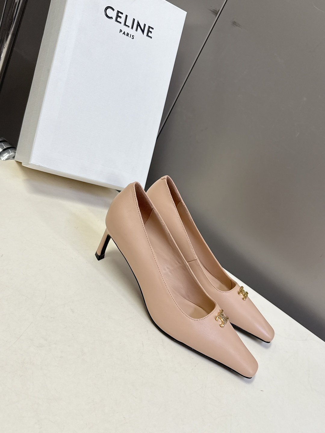 CELINE思琳2026春夏最新凯旋门走秀款 时装鞋 超多网红时尚博主种草 高级感舒适，配女神们的半身裙