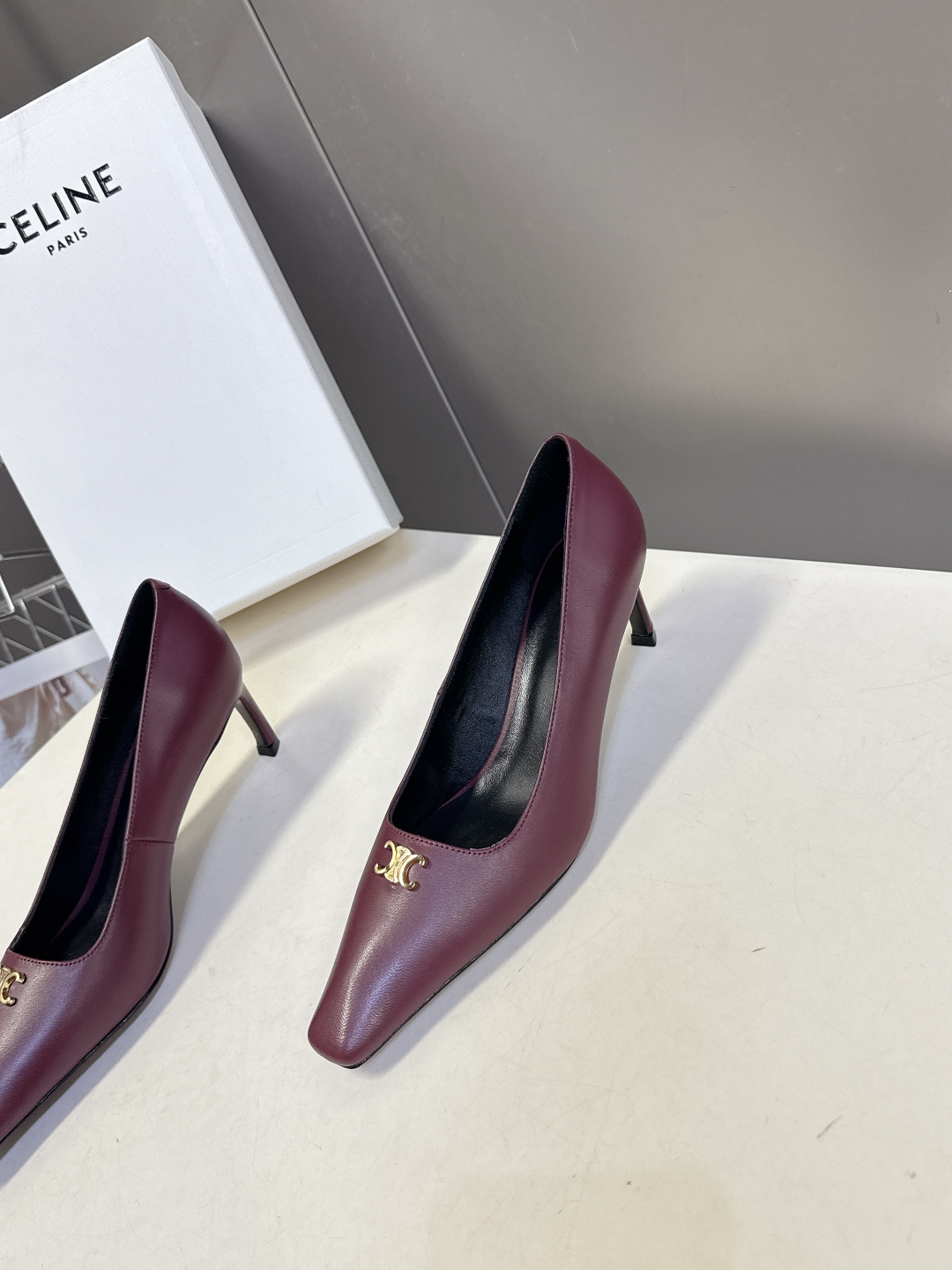 CELINE思琳2026春夏最新凯旋门走秀款 时装鞋 超多网红时尚博主种草 高级感舒适，配女神们的半身裙