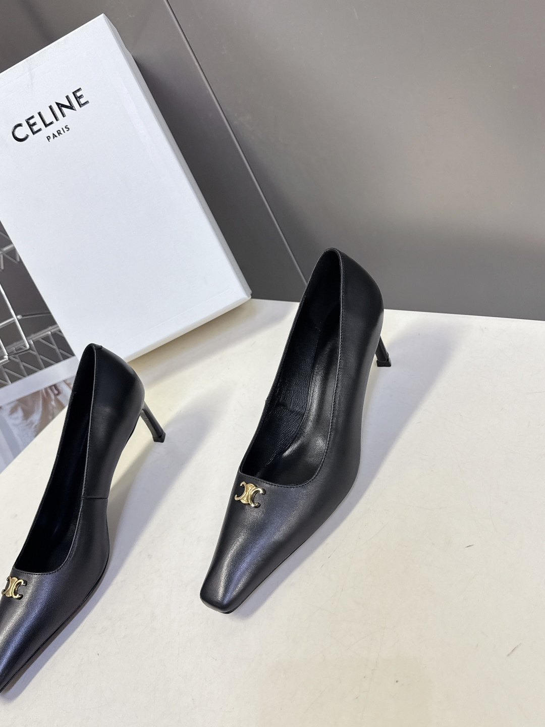 CELINE思琳2026春夏最新凯旋门走秀款 时装鞋 超多网红时尚博主种草 高级感舒适，配女神们的半身裙