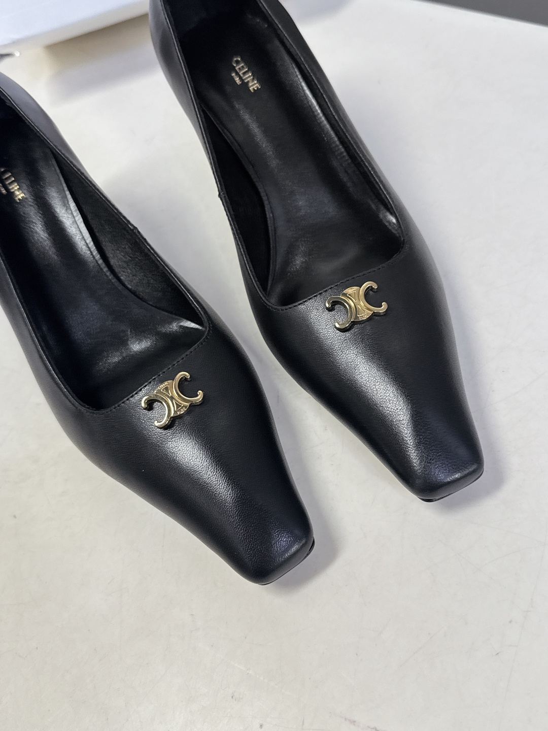 CELINE思琳2026春夏最新凯旋门走秀款 时装鞋 超多网红时尚博主种草 高级感舒适，配女神们的半身裙