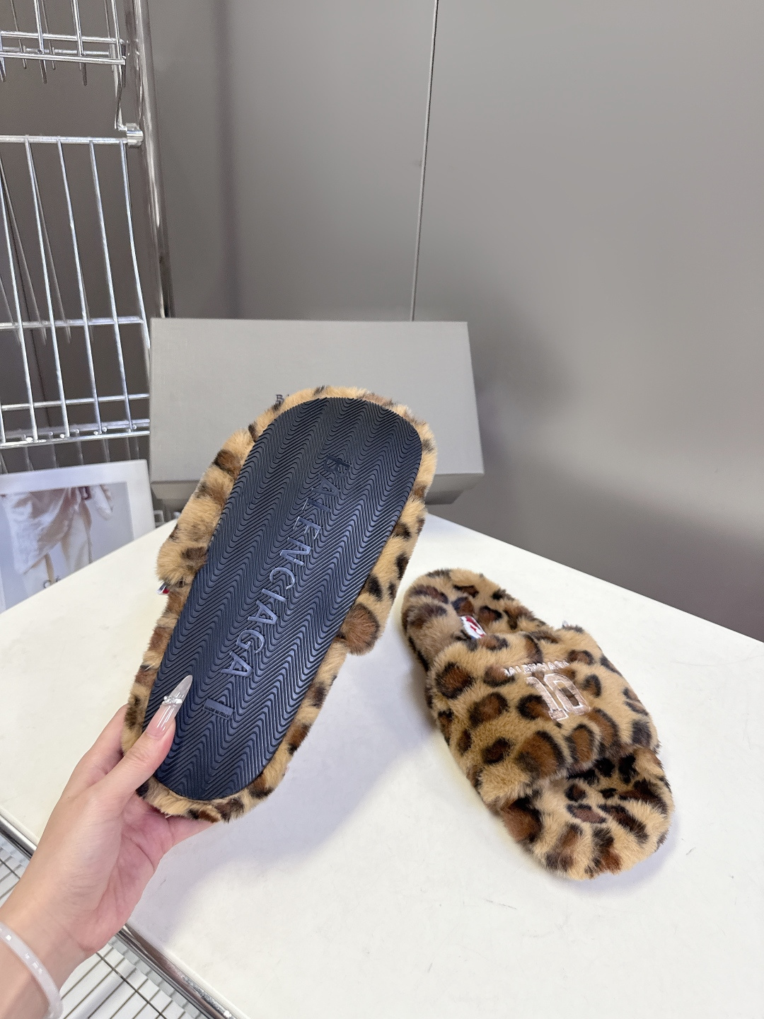 BALENCIAGA巴黎世家最新NBA联名情侣款毛毛拖时装博主与欧美明星大爱款 这一季的联名系列太有炸裂