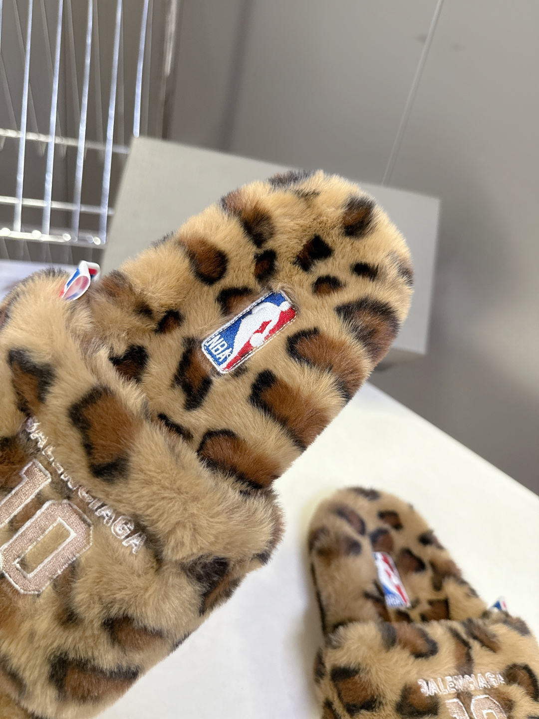 BALENCIAGA巴黎世家最新NBA联名情侣款毛毛拖时装博主与欧美明星大爱款 这一季的联名系列太有炸裂