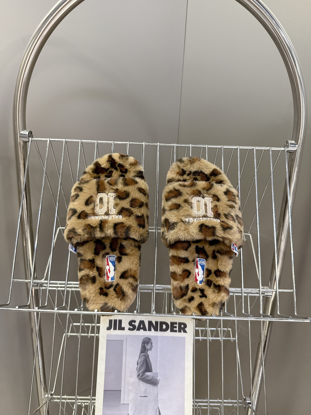 BALENCIAGA巴黎世家最新NBA联名情侣款毛毛拖时装博主与欧美明星大爱款 这一季的联名系列太有炸裂