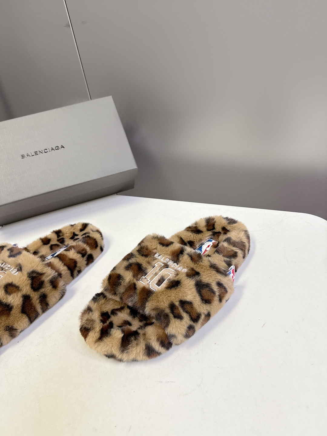 BALENCIAGA巴黎世家最新NBA联名情侣款毛毛拖时装博主与欧美明星大爱款 这一季的联名系列太有炸裂