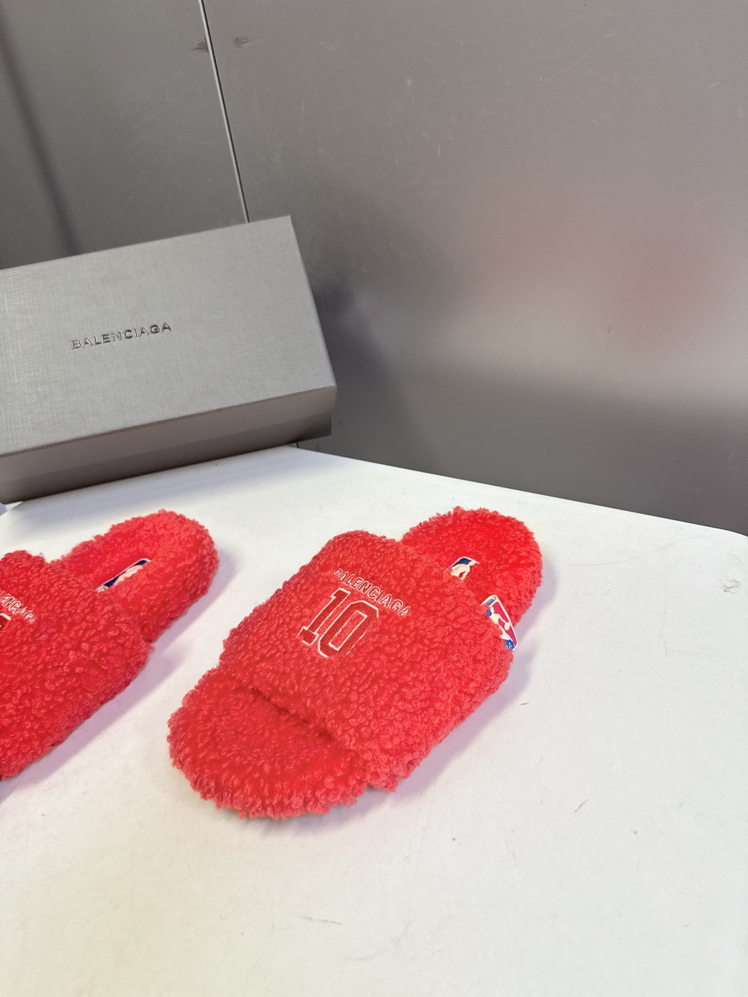 BALENCIAGA巴黎世家最新NBA联名情侣款毛毛拖时装博主与欧美明星大爱款 这一季的联名系列太有炸裂