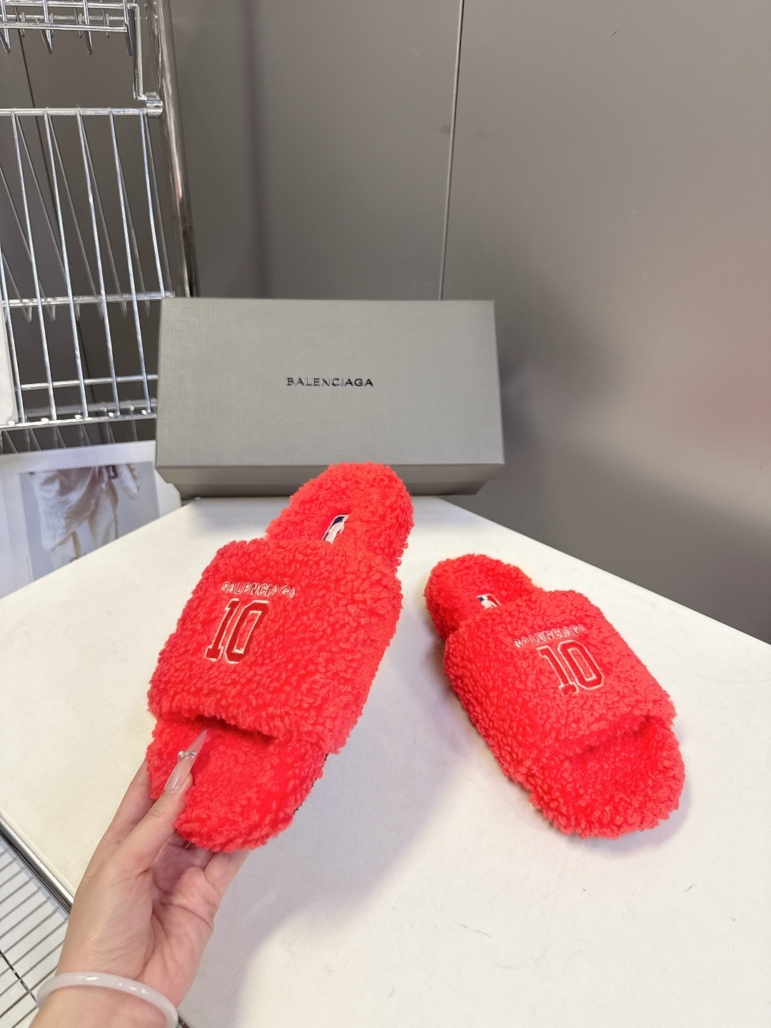 BALENCIAGA巴黎世家最新NBA联名情侣款毛毛拖时装博主与欧美明星大爱款 这一季的联名系列太有炸裂