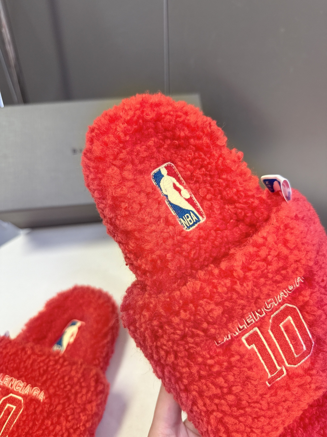 BALENCIAGA巴黎世家最新NBA联名情侣款毛毛拖时装博主与欧美明星大爱款 这一季的联名系列太有炸裂