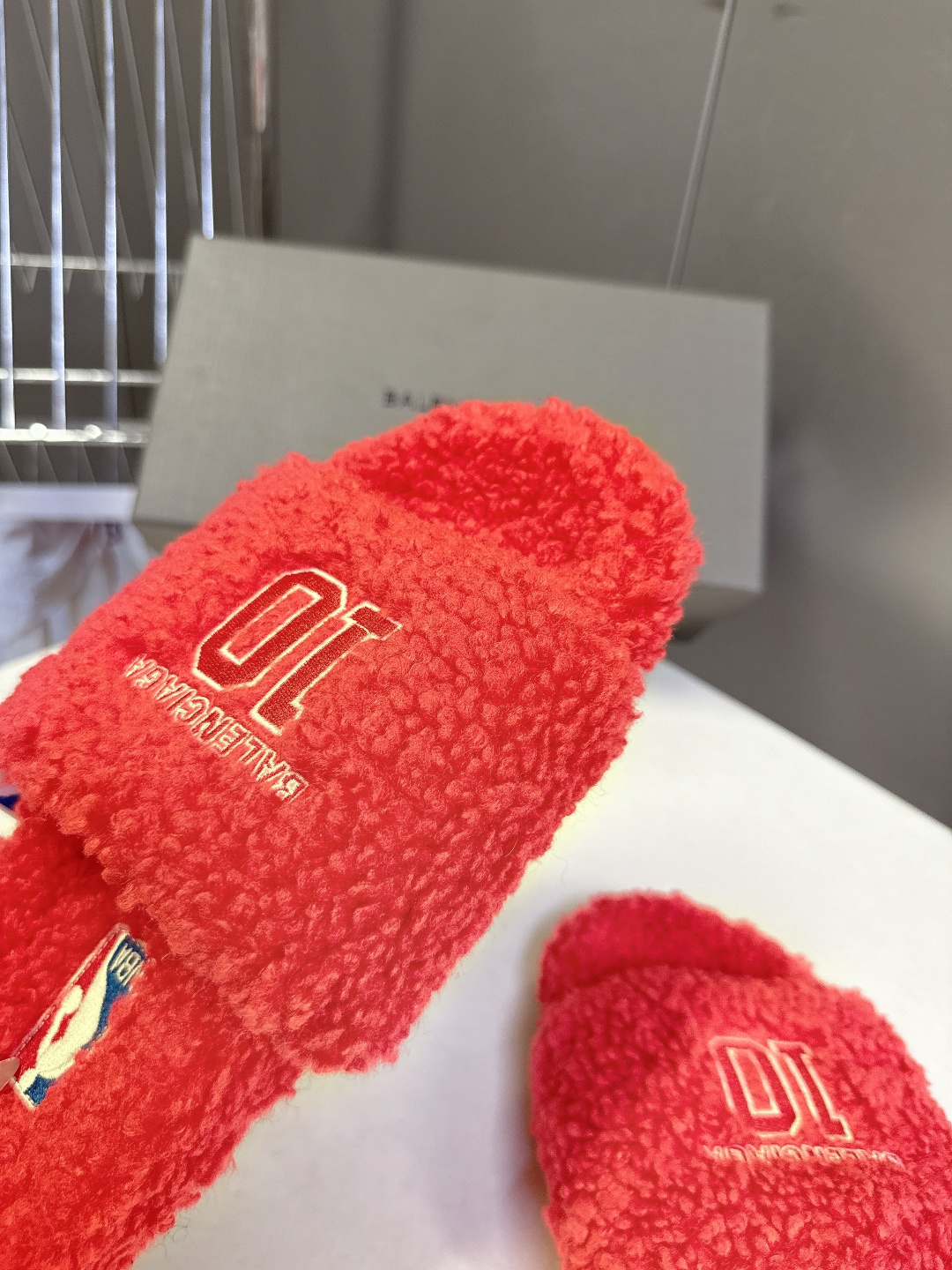 BALENCIAGA巴黎世家最新NBA联名情侣款毛毛拖时装博主与欧美明星大爱款 这一季的联名系列太有炸裂