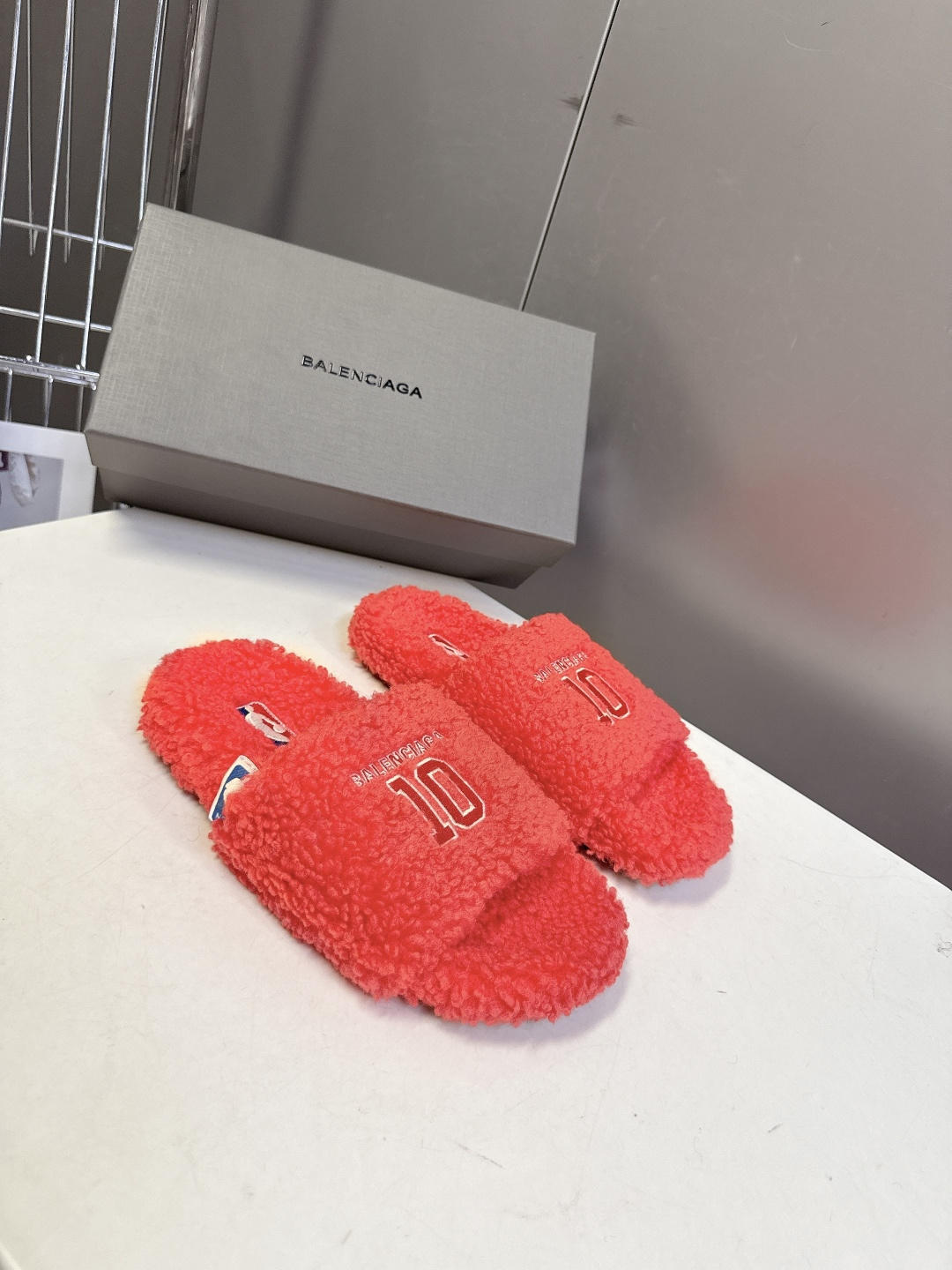 BALENCIAGA巴黎世家最新NBA联名情侣款毛毛拖时装博主与欧美明星大爱款 这一季的联名系列太有炸裂