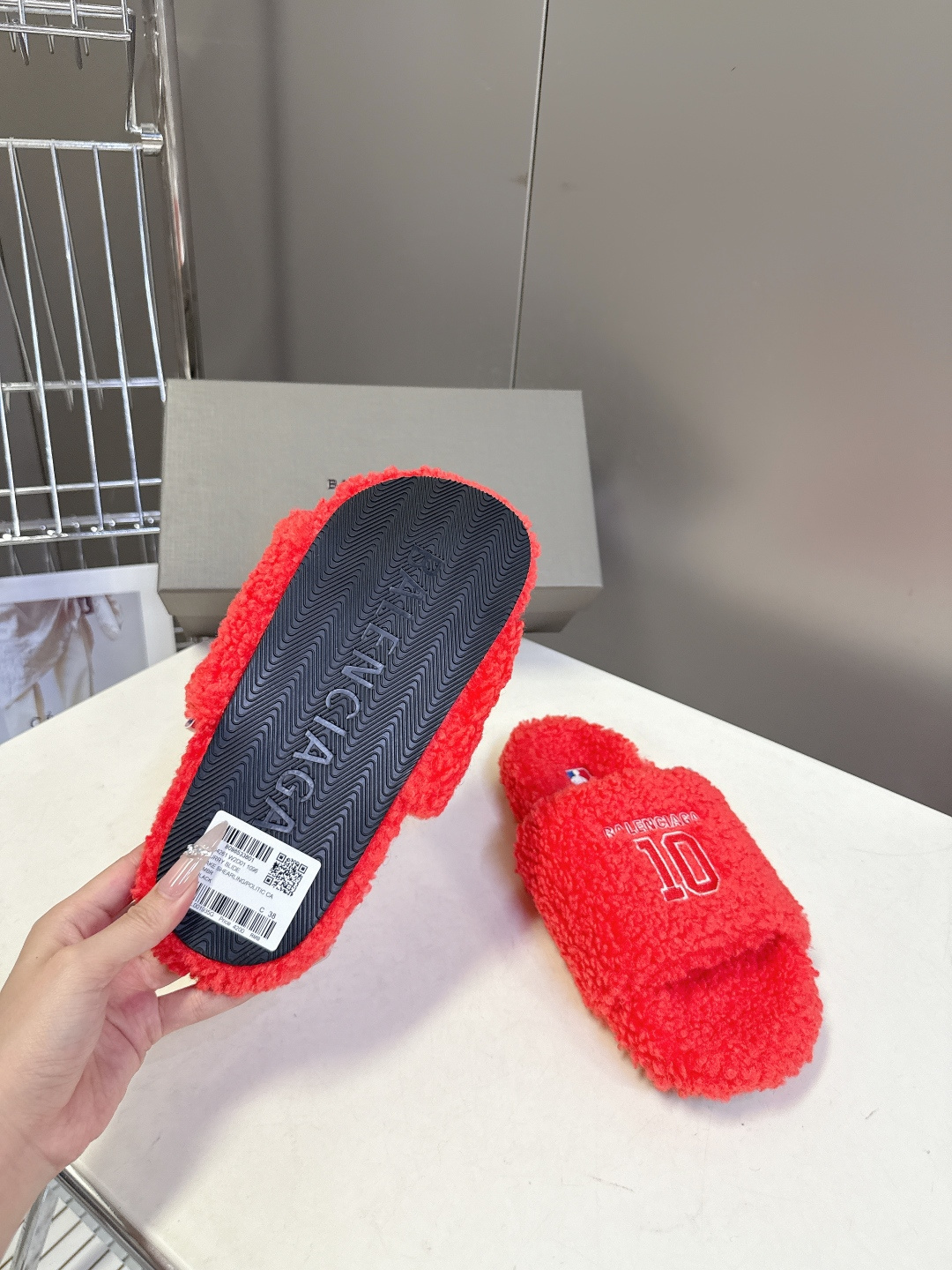 BALENCIAGA巴黎世家最新NBA联名情侣款毛毛拖时装博主与欧美明星大爱款 这一季的联名系列太有炸裂