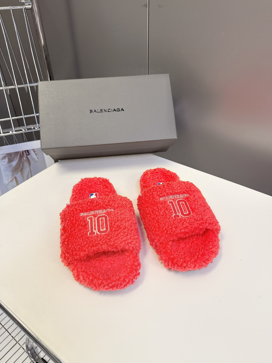 BALENCIAGA巴黎世家最新NBA联名情侣款毛毛拖时装博主与欧美明星大爱款 这一季的联名系列太有炸裂