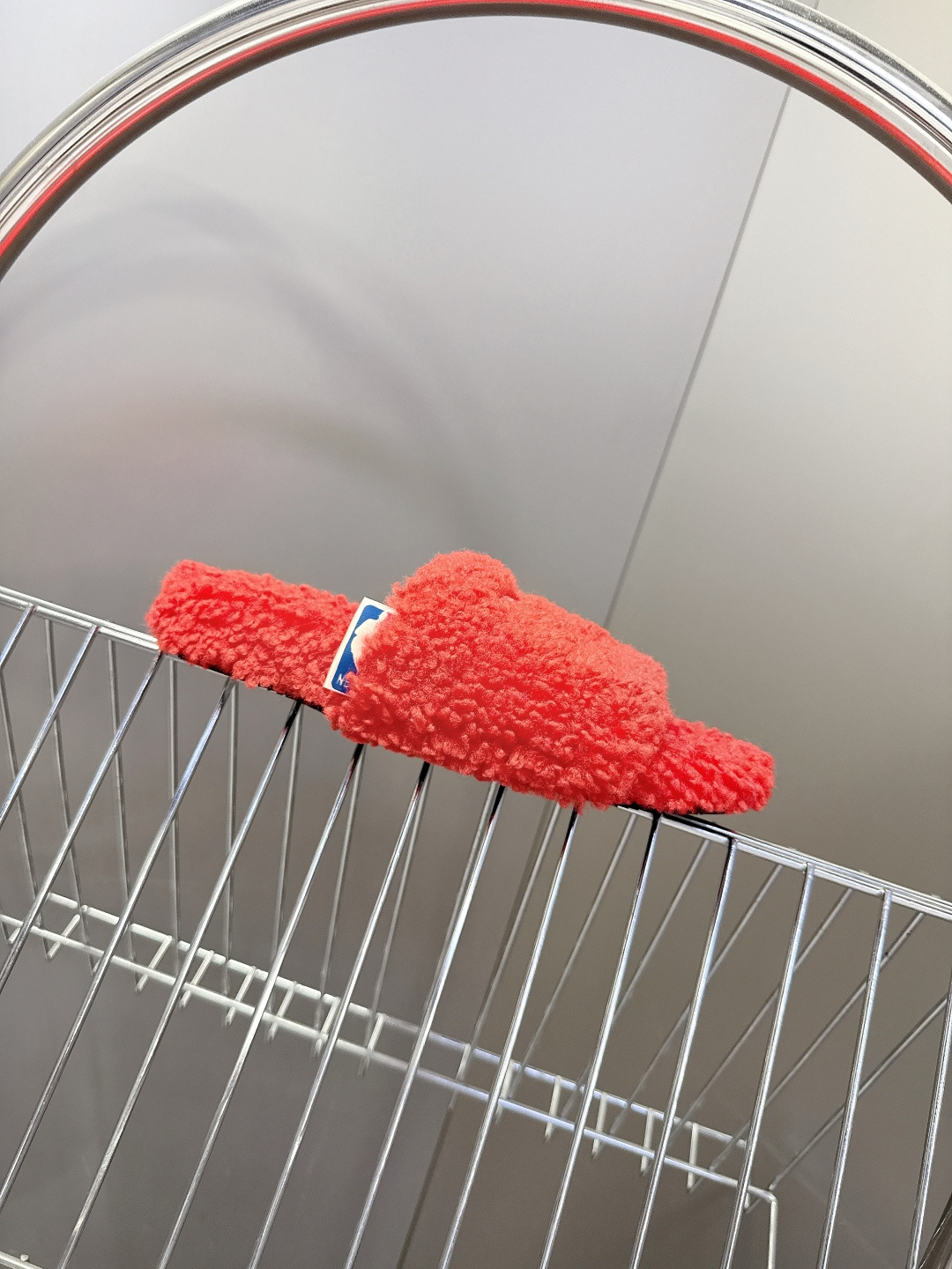 BALENCIAGA巴黎世家最新NBA联名情侣款毛毛拖时装博主与欧美明星大爱款 这一季的联名系列太有炸裂