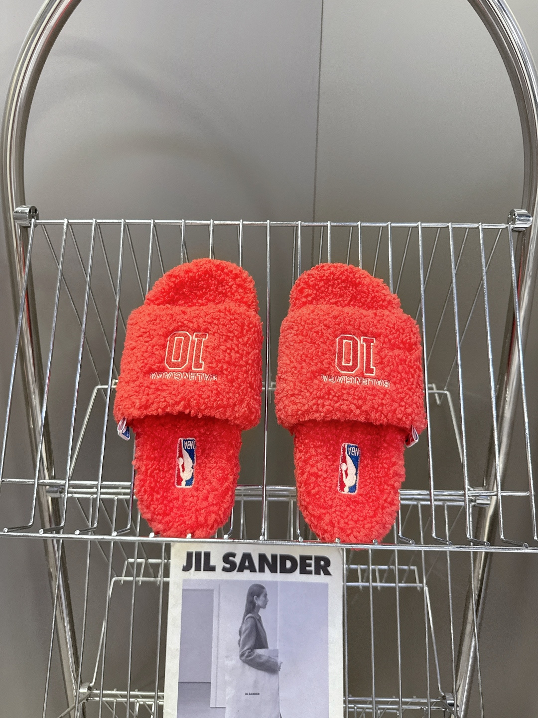 BALENCIAGA巴黎世家最新NBA联名情侣款毛毛拖时装博主与欧美明星大爱款 这一季的联名系列太有炸裂