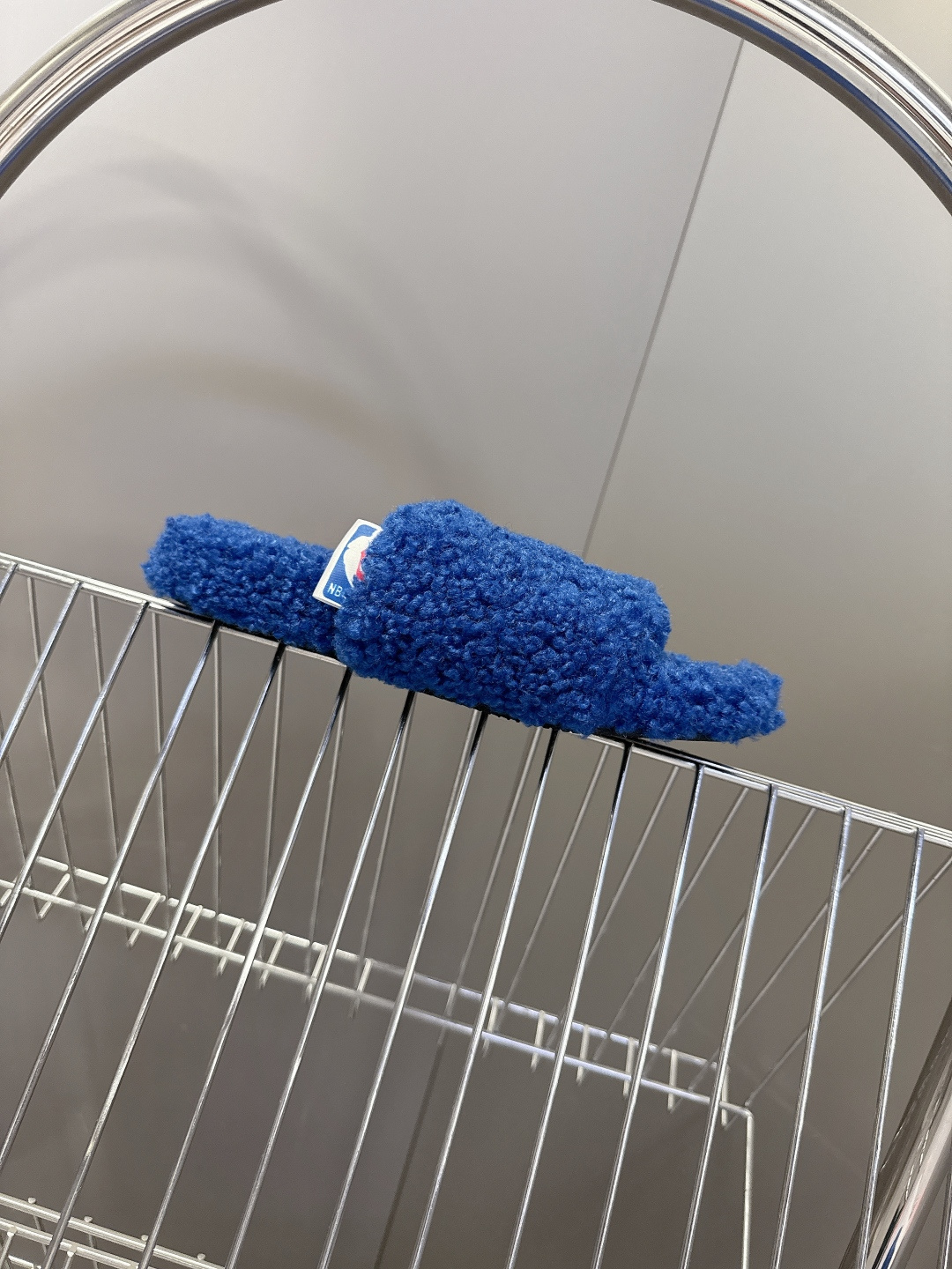 BALENCIAGA巴黎世家最新NBA联名情侣款毛毛拖时装博主与欧美明星大爱款 这一季的联名系列太有炸裂