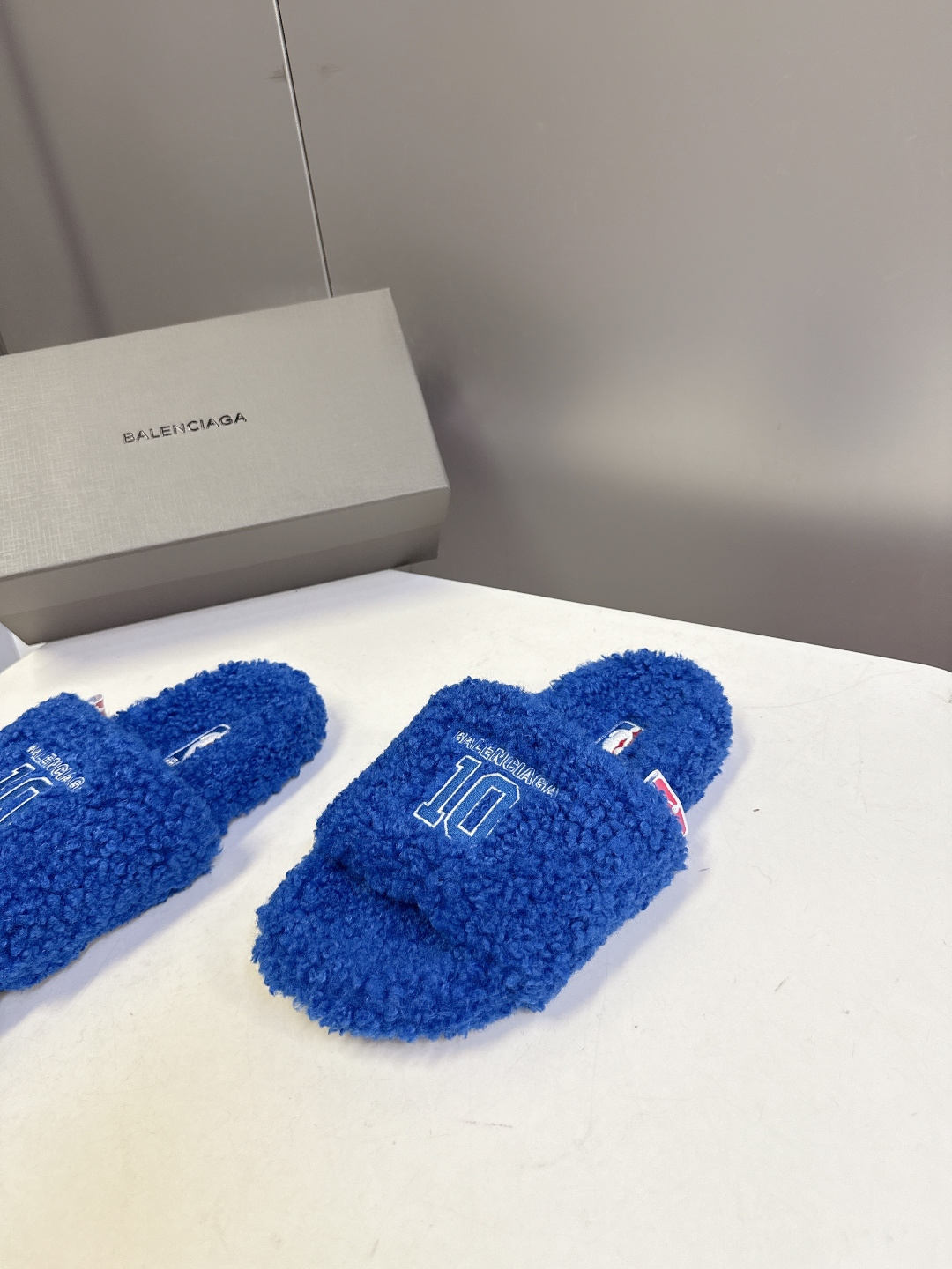 BALENCIAGA巴黎世家最新NBA联名情侣款毛毛拖时装博主与欧美明星大爱款 这一季的联名系列太有炸裂