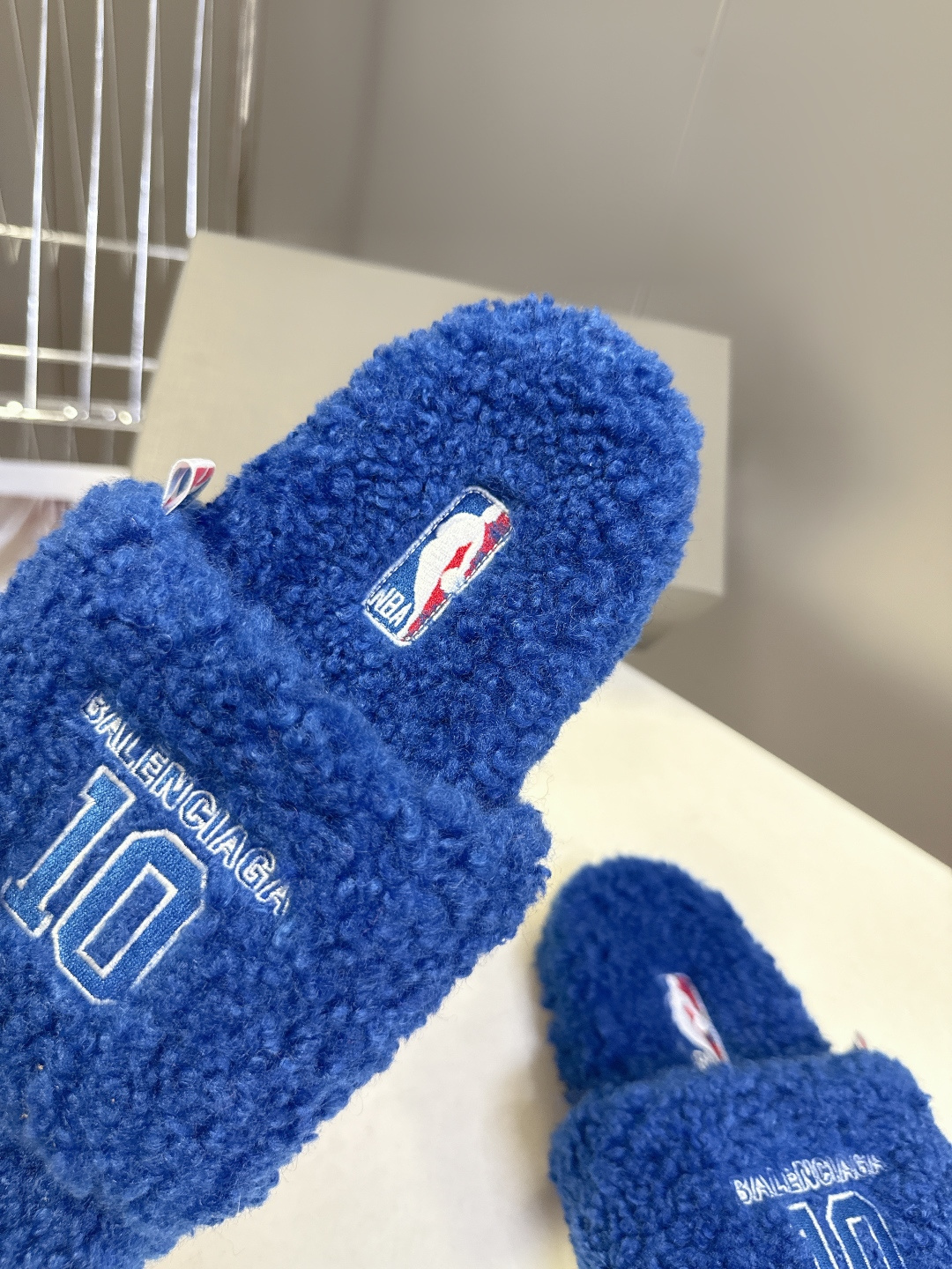 BALENCIAGA巴黎世家最新NBA联名情侣款毛毛拖时装博主与欧美明星大爱款 这一季的联名系列太有炸裂