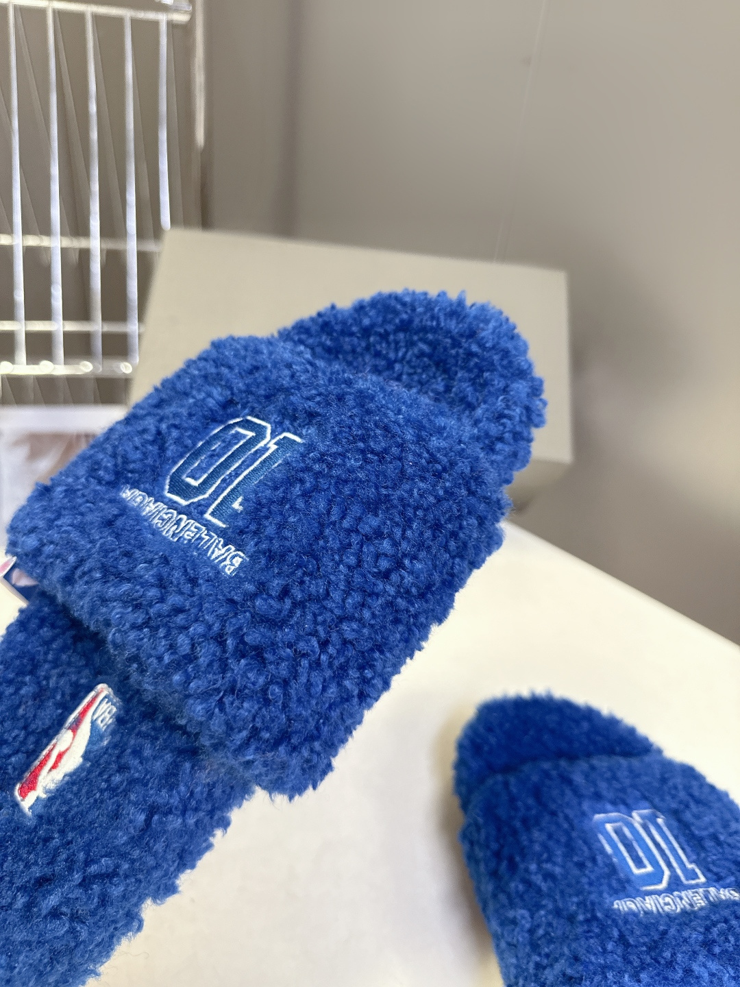 BALENCIAGA巴黎世家最新NBA联名情侣款毛毛拖时装博主与欧美明星大爱款 这一季的联名系列太有炸裂