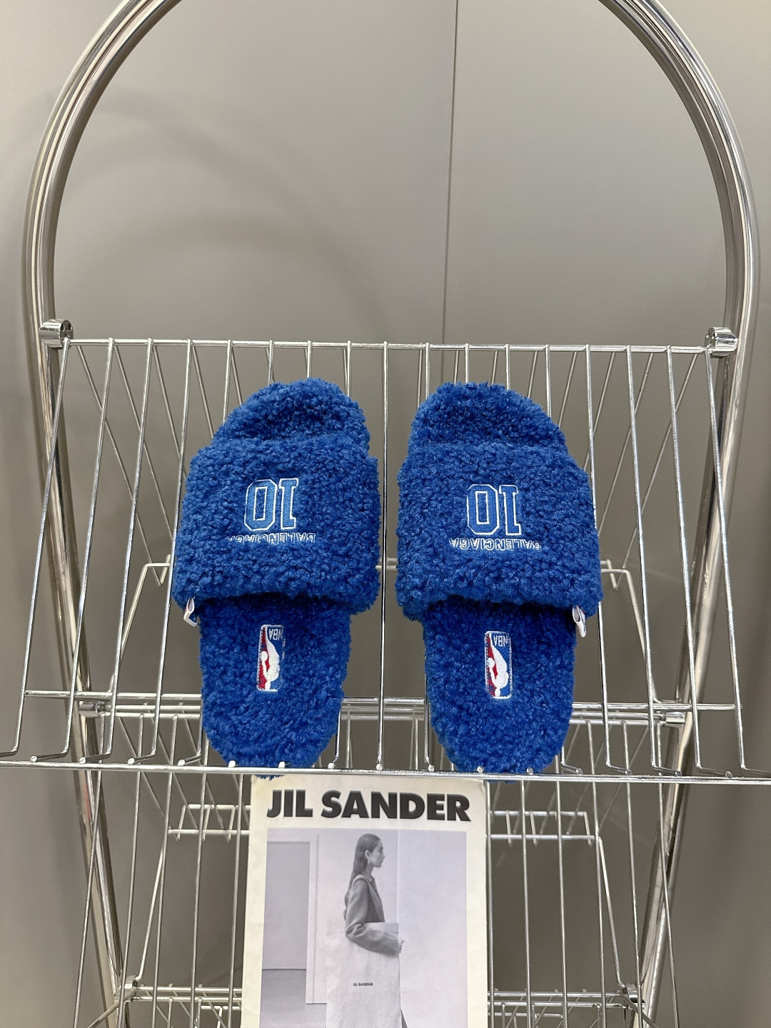 BALENCIAGA巴黎世家最新NBA联名情侣款毛毛拖时装博主与欧美明星大爱款 这一季的联名系列太有炸裂