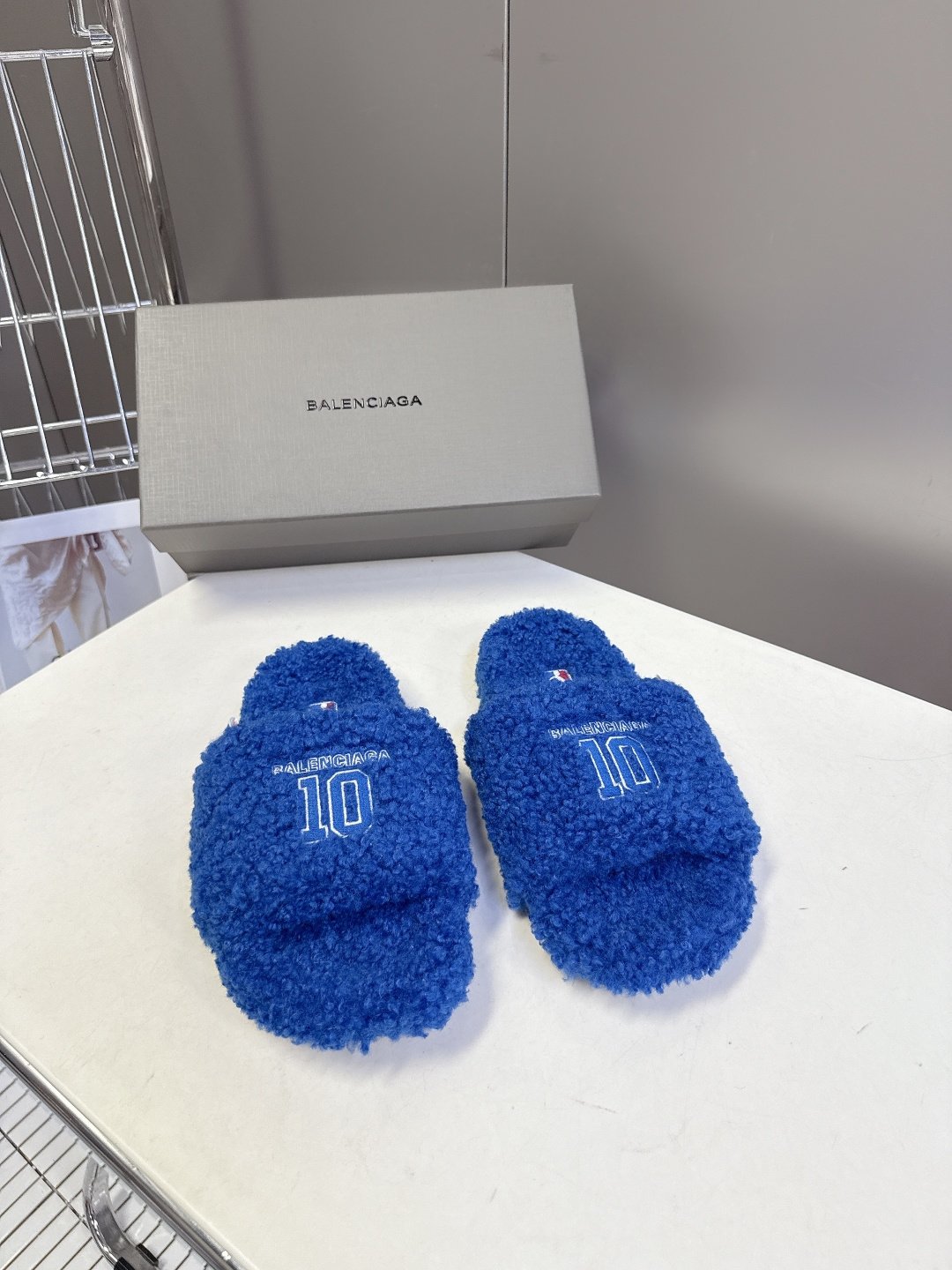 BALENCIAGA巴黎世家最新NBA联名情侣款毛毛拖时装博主与欧美明星大爱款 这一季的联名系列太有炸裂