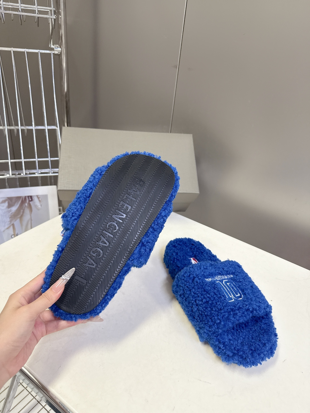 BALENCIAGA巴黎世家最新NBA联名情侣款毛毛拖时装博主与欧美明星大爱款 这一季的联名系列太有炸裂