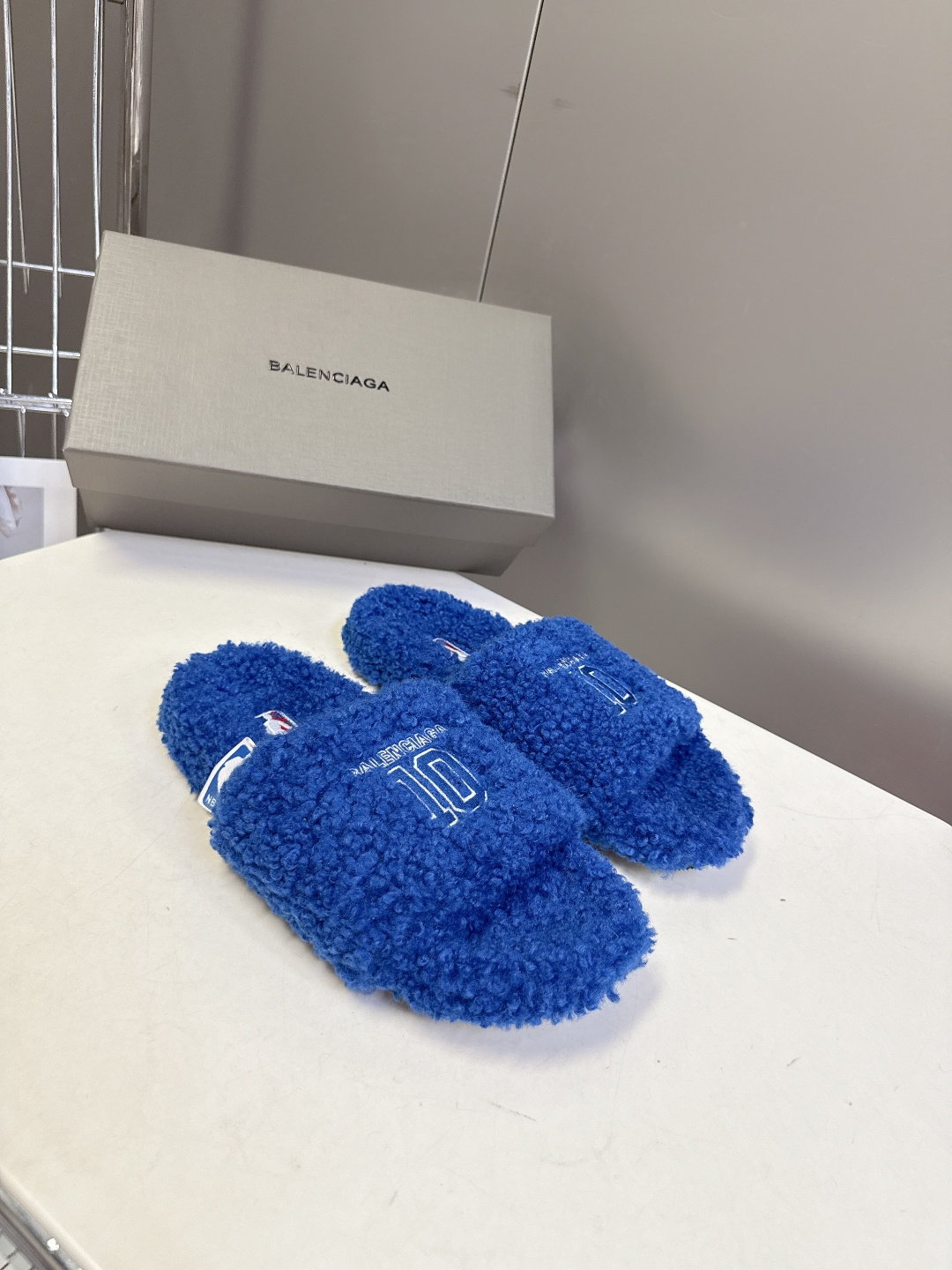 BALENCIAGA巴黎世家最新NBA联名情侣款毛毛拖时装博主与欧美明星大爱款 这一季的联名系列太有炸裂