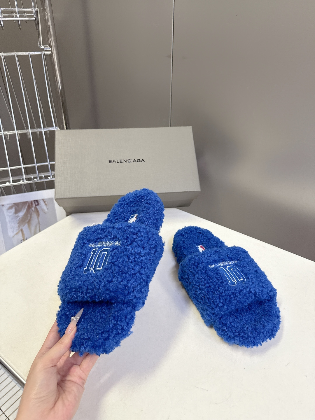 BALENCIAGA巴黎世家最新NBA联名情侣款毛毛拖时装博主与欧美明星大爱款 这一季的联名系列太有炸裂