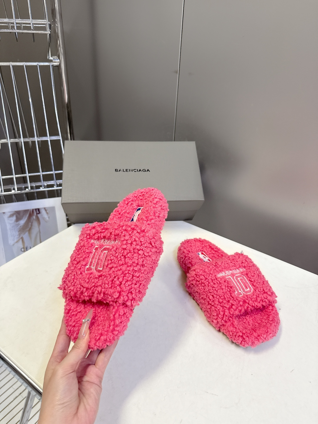 BALENCIAGA巴黎世家最新NBA联名情侣款毛毛拖时装博主与欧美明星大爱款 这一季的联名系列太有炸裂