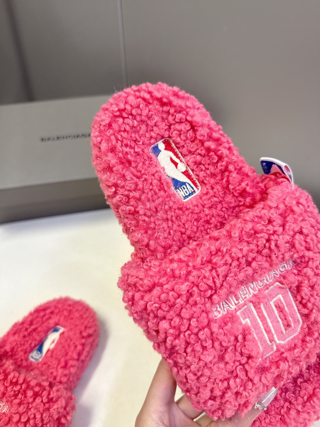 BALENCIAGA巴黎世家最新NBA联名情侣款毛毛拖时装博主与欧美明星大爱款 这一季的联名系列太有炸裂