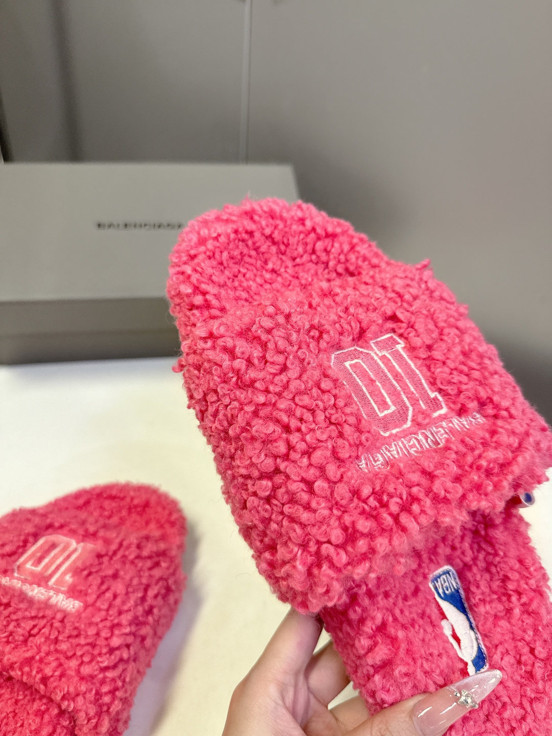 BALENCIAGA巴黎世家最新NBA联名情侣款毛毛拖时装博主与欧美明星大爱款 这一季的联名系列太有炸裂