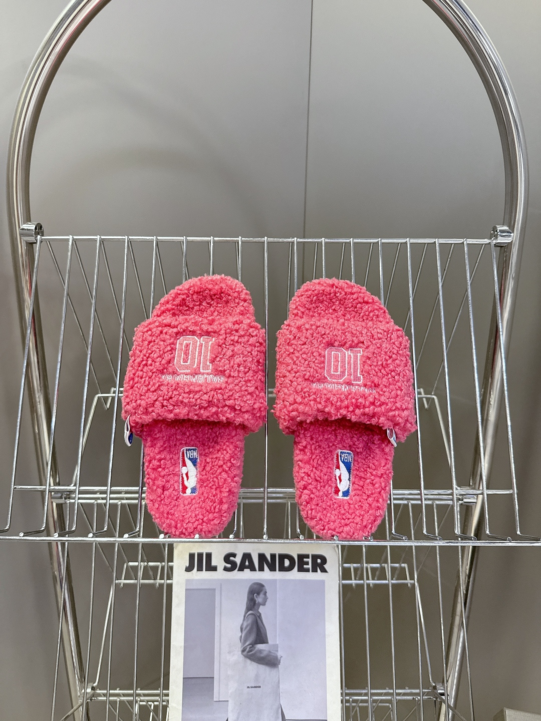 BALENCIAGA巴黎世家最新NBA联名情侣款毛毛拖时装博主与欧美明星大爱款 这一季的联名系列太有炸裂