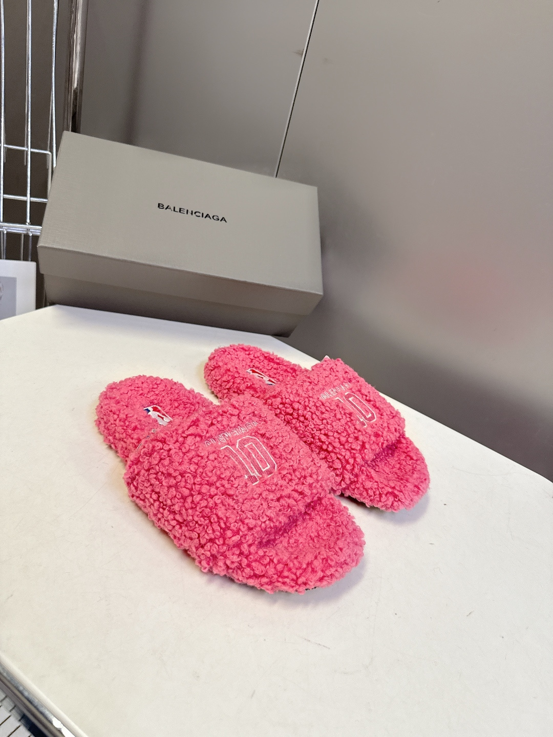 BALENCIAGA巴黎世家最新NBA联名情侣款毛毛拖时装博主与欧美明星大爱款 这一季的联名系列太有炸裂