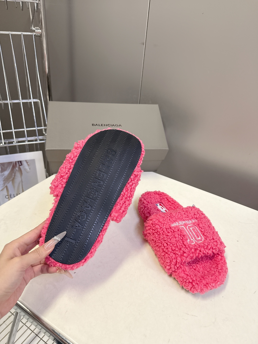 BALENCIAGA巴黎世家最新NBA联名情侣款毛毛拖时装博主与欧美明星大爱款 这一季的联名系列太有炸裂