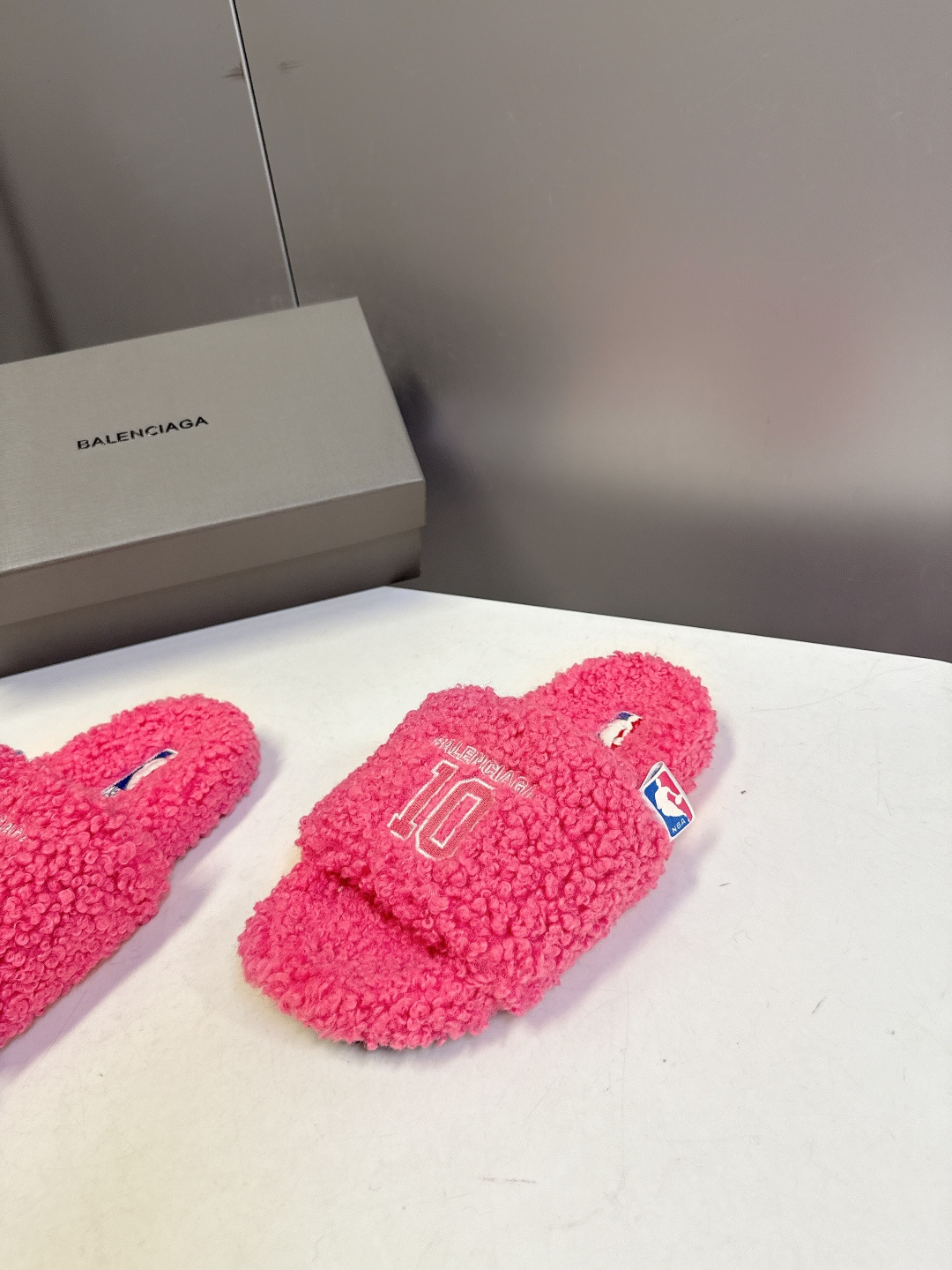 BALENCIAGA巴黎世家最新NBA联名情侣款毛毛拖时装博主与欧美明星大爱款 这一季的联名系列太有炸裂