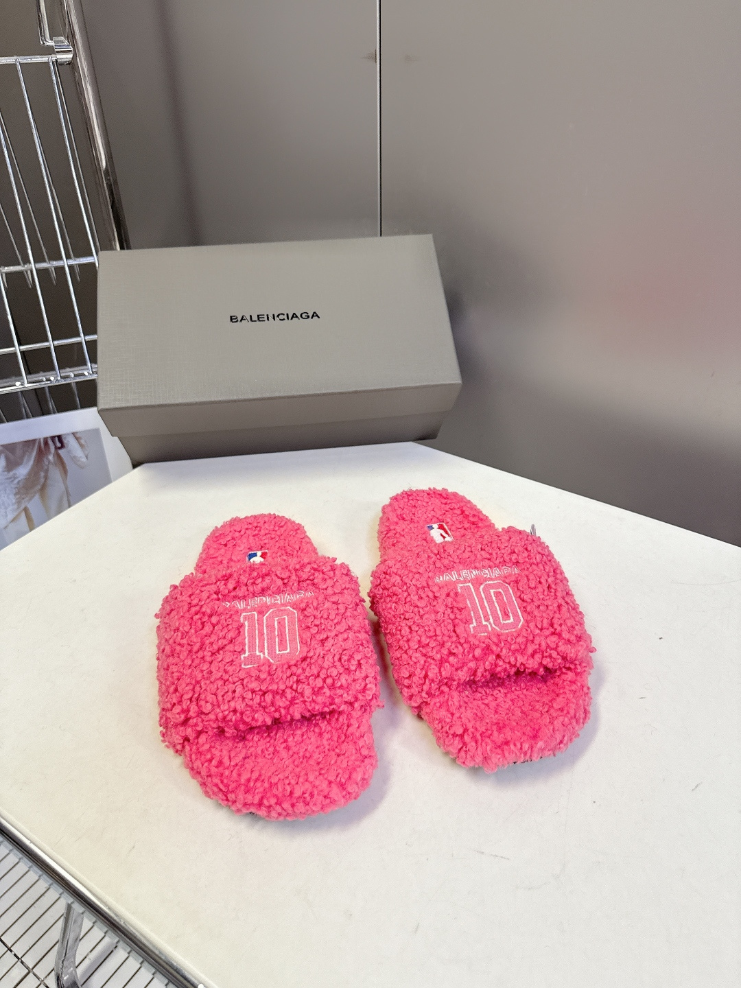 BALENCIAGA巴黎世家最新NBA联名情侣款毛毛拖时装博主与欧美明星大爱款 这一季的联名系列太有炸裂