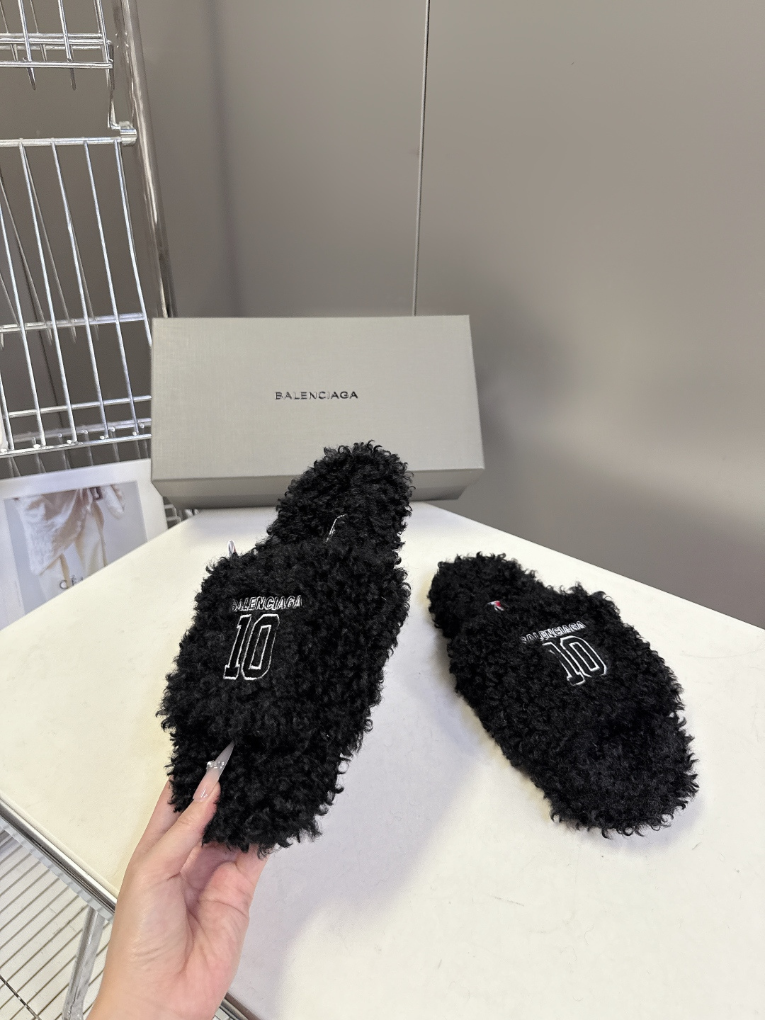 BALENCIAGA巴黎世家最新NBA联名情侣款毛毛拖时装博主与欧美明星大爱款 这一季的联名系列太有炸裂