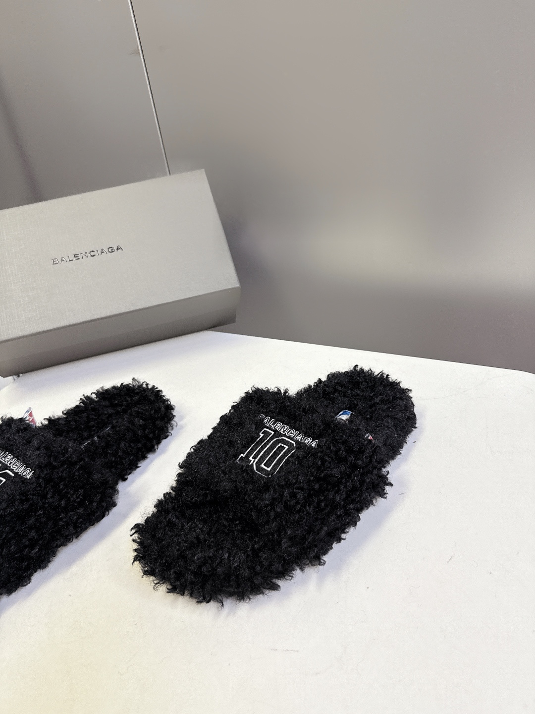 BALENCIAGA巴黎世家最新NBA联名情侣款毛毛拖时装博主与欧美明星大爱款 这一季的联名系列太有炸裂