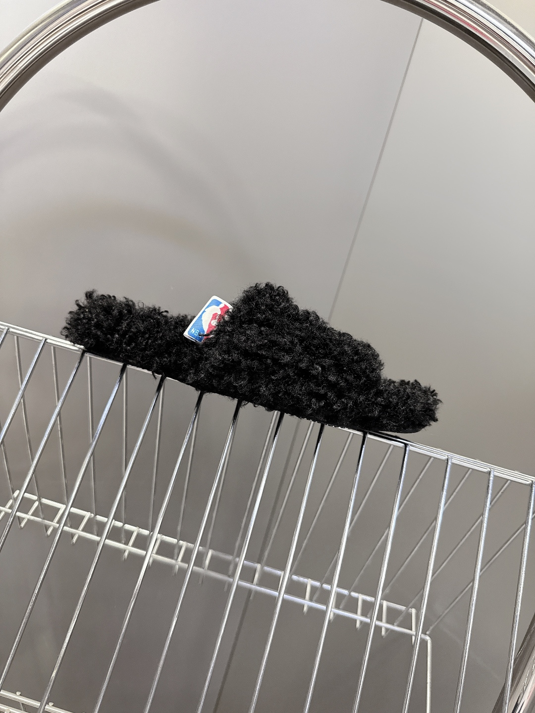 BALENCIAGA巴黎世家最新NBA联名情侣款毛毛拖时装博主与欧美明星大爱款 这一季的联名系列太有炸裂