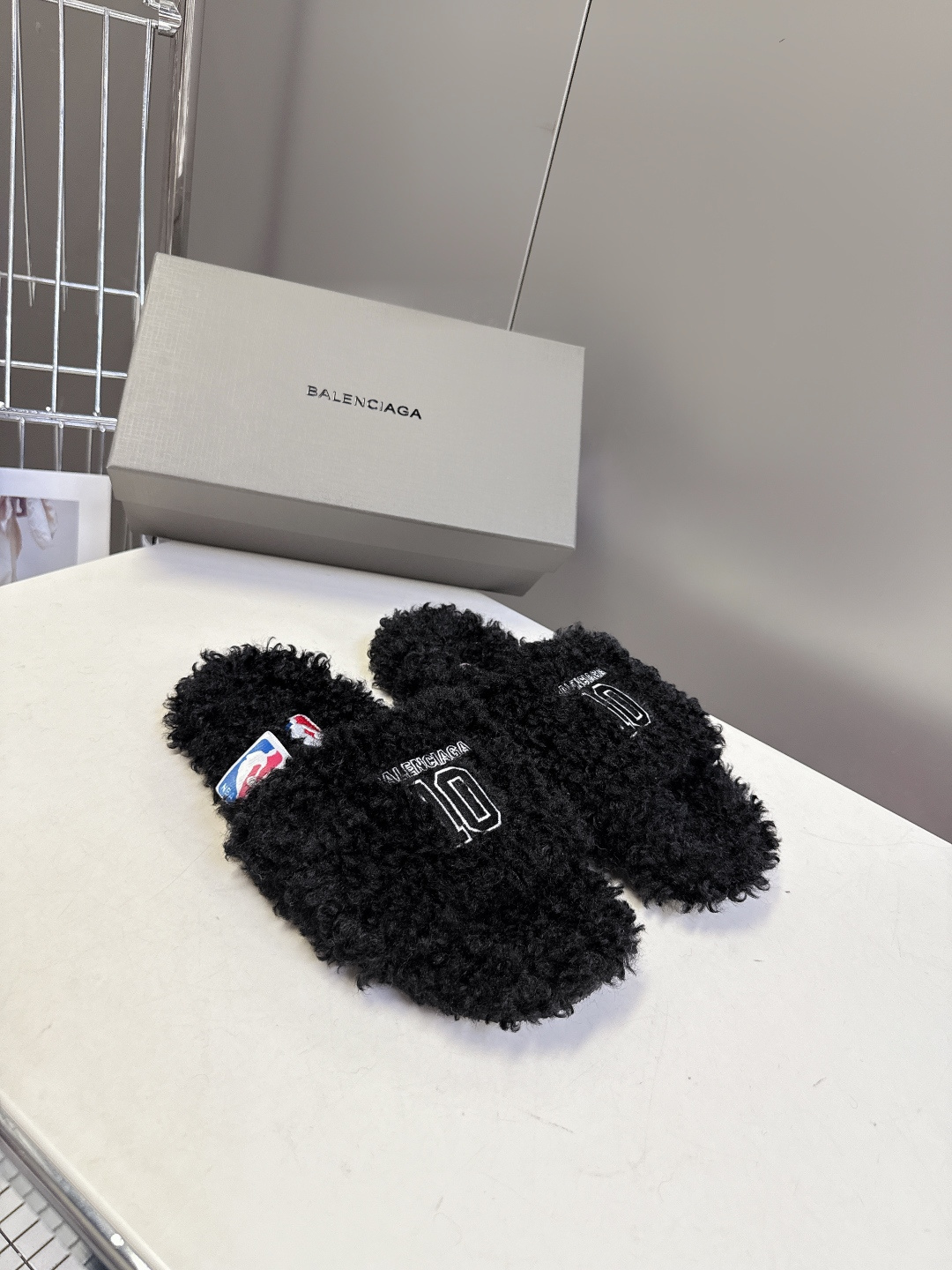 BALENCIAGA巴黎世家最新NBA联名情侣款毛毛拖时装博主与欧美明星大爱款 这一季的联名系列太有炸裂