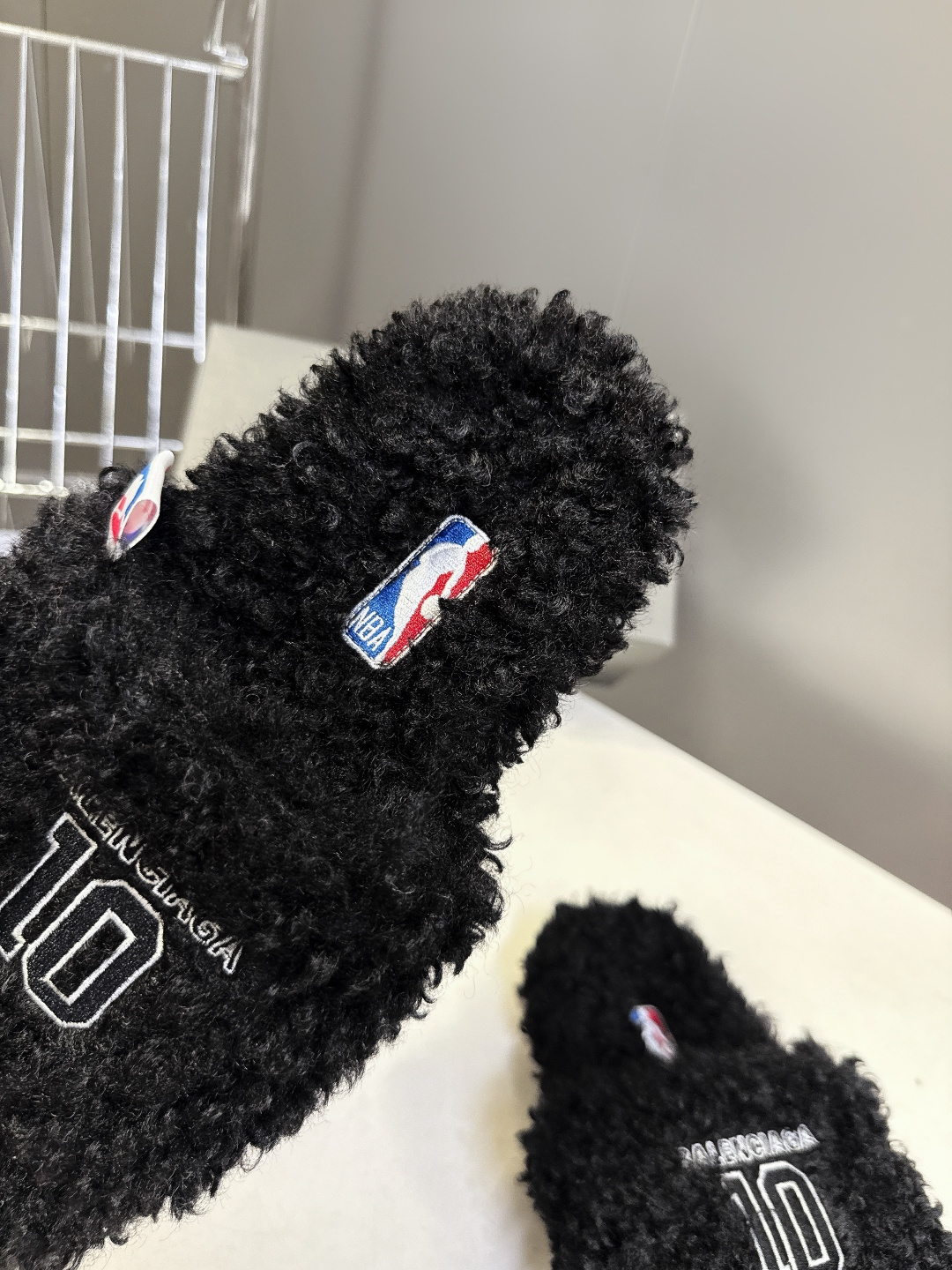 BALENCIAGA巴黎世家最新NBA联名情侣款毛毛拖时装博主与欧美明星大爱款 这一季的联名系列太有炸裂