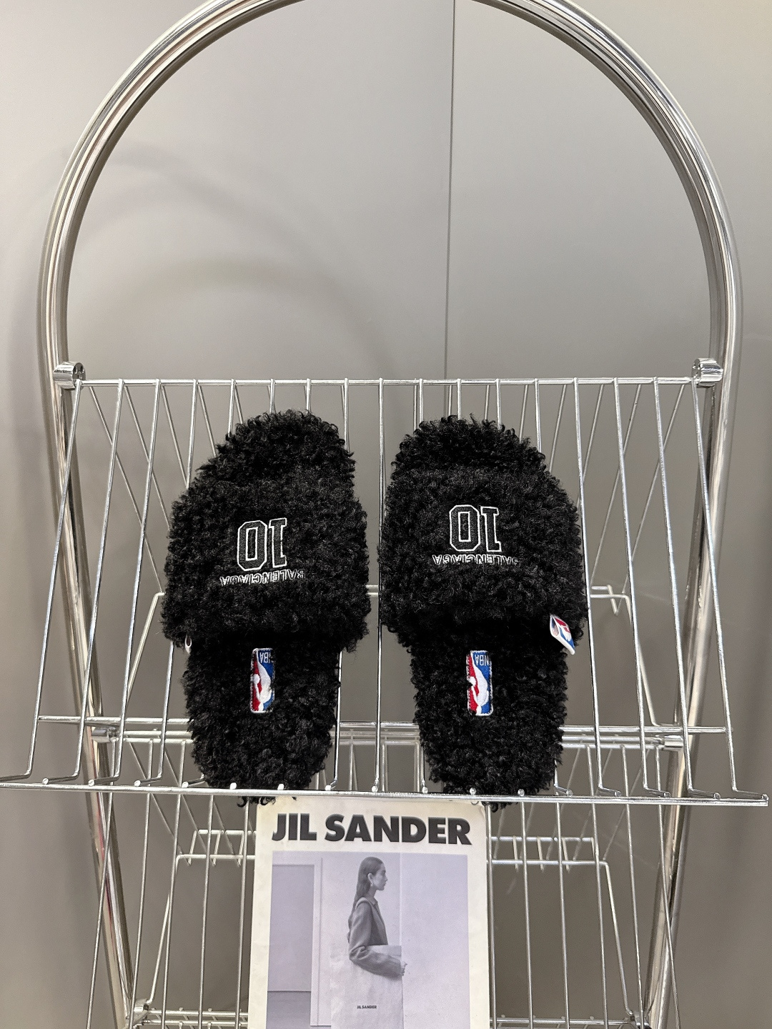 BALENCIAGA巴黎世家最新NBA联名情侣款毛毛拖时装博主与欧美明星大爱款 这一季的联名系列太有炸裂