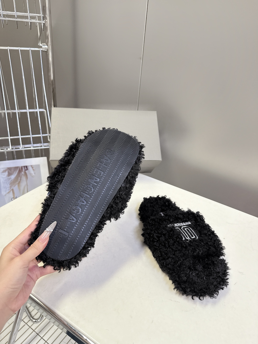 BALENCIAGA巴黎世家最新NBA联名情侣款毛毛拖时装博主与欧美明星大爱款 这一季的联名系列太有炸裂