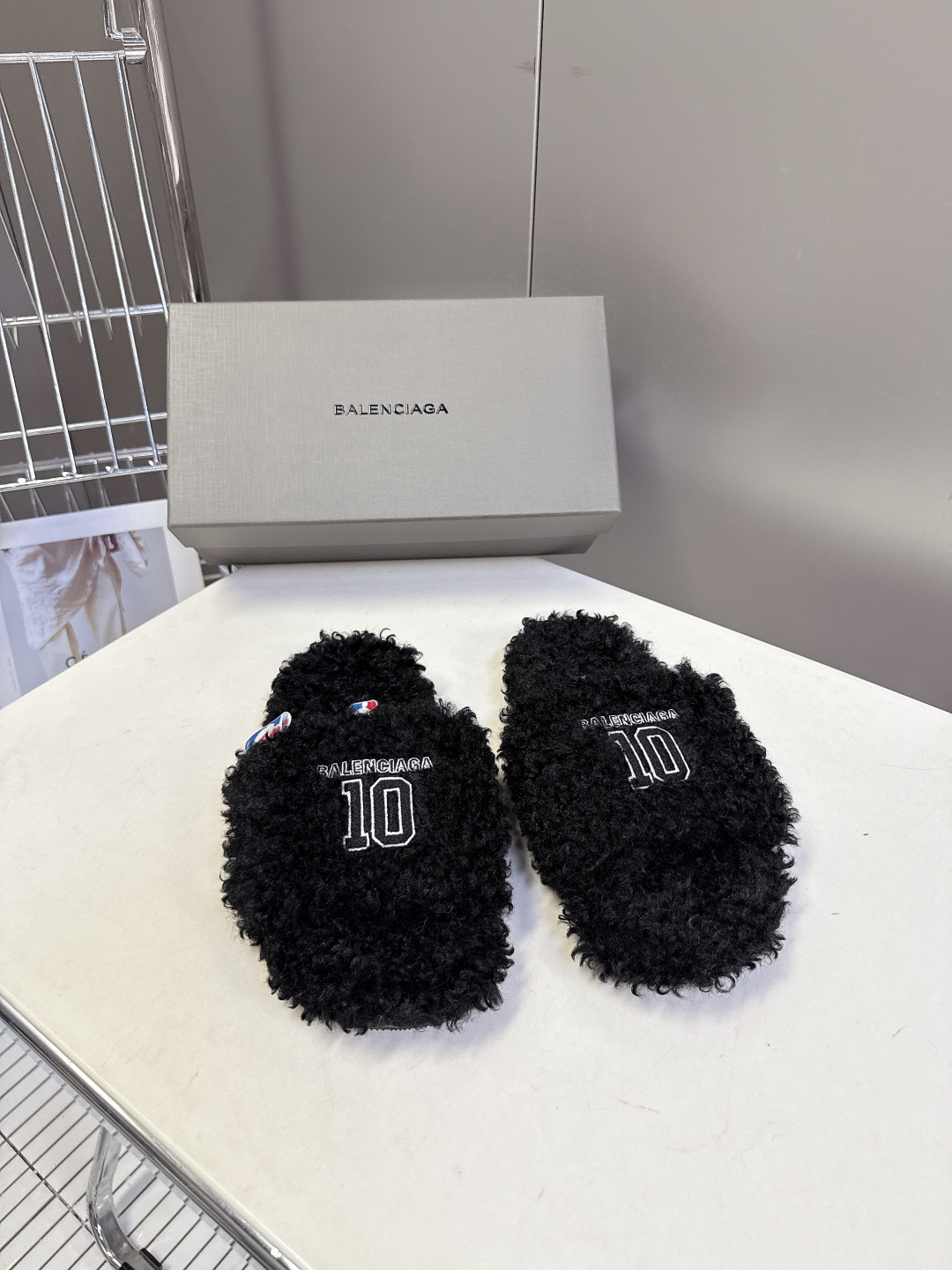 BALENCIAGA巴黎世家最新NBA联名情侣款毛毛拖时装博主与欧美明星大爱款 这一季的联名系列太有炸裂