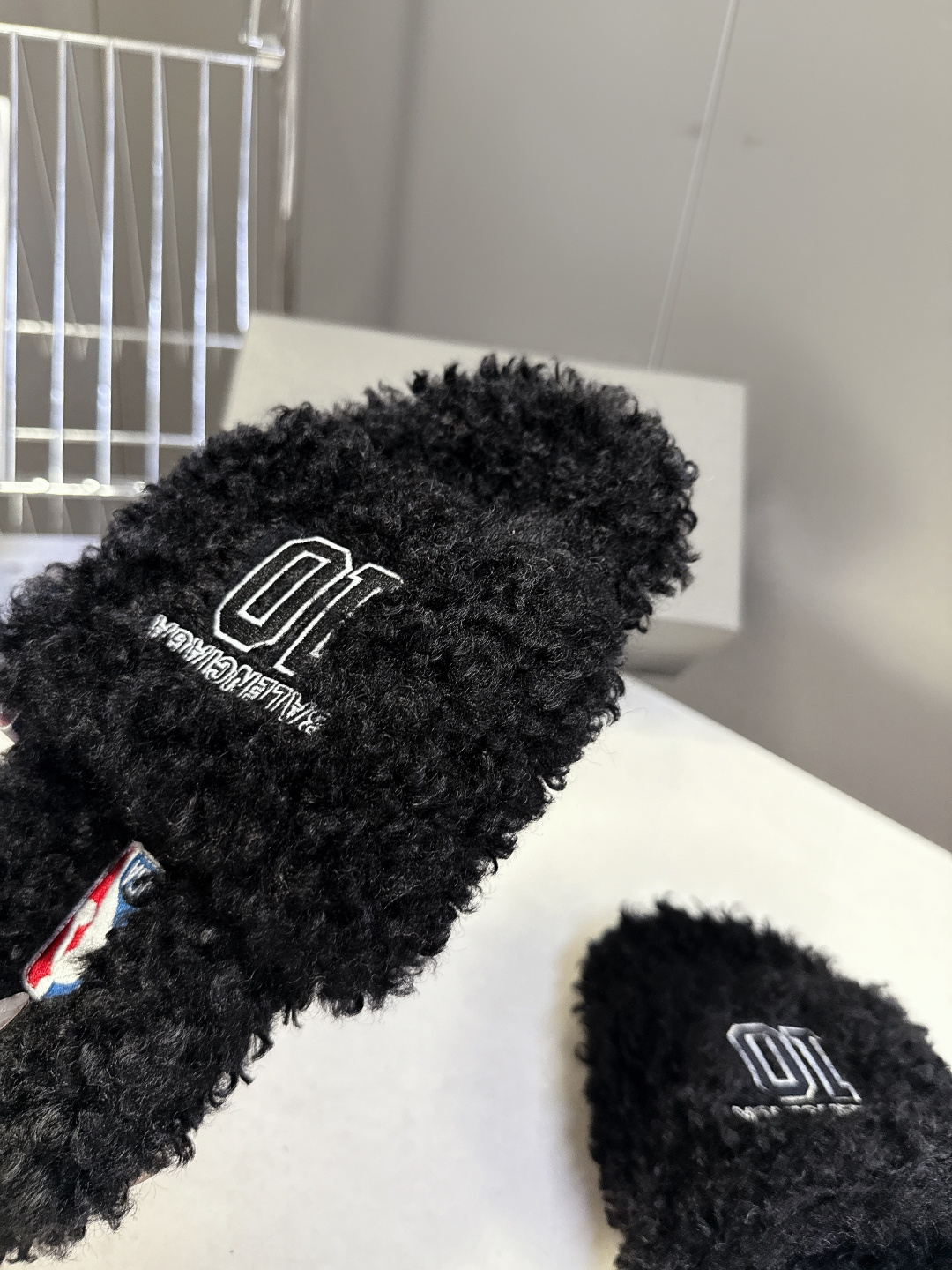 BALENCIAGA巴黎世家最新NBA联名情侣款毛毛拖时装博主与欧美明星大爱款 这一季的联名系列太有炸裂